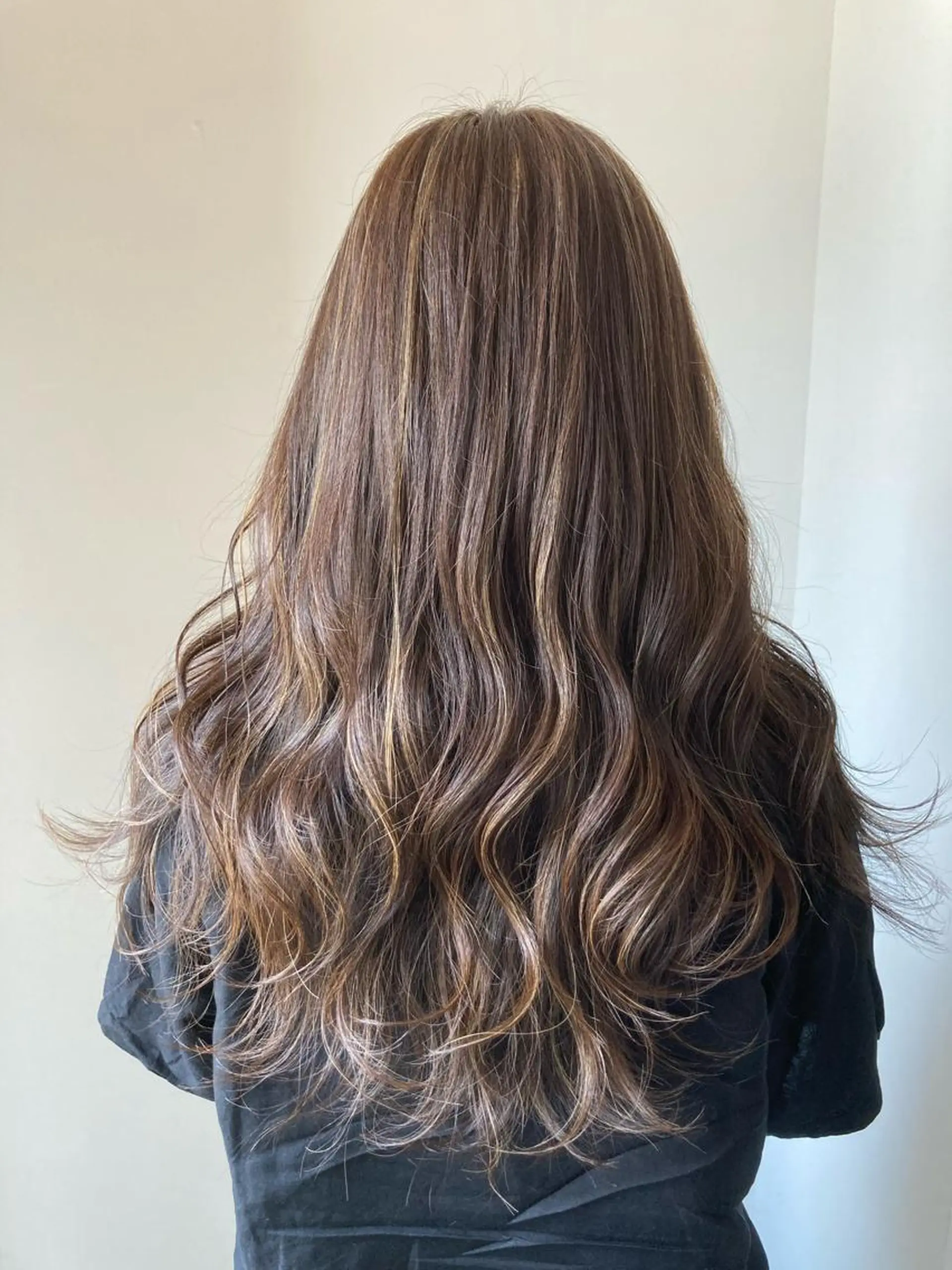 ロング カラー グレージュ ハイライトカラー ハイライト IVERA二刀流⚔️ 横野圭⚔️のヘアスタイル