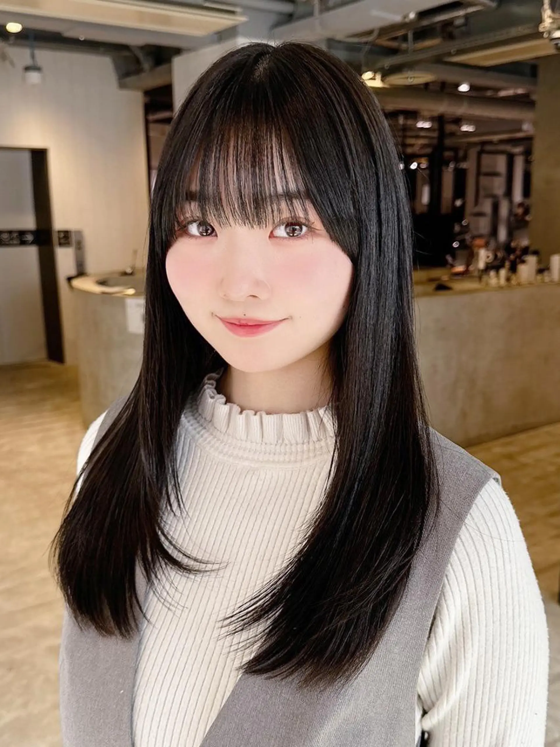 カラー セミロング 顔まわりレイヤー 顔周りカット レイヤーカット おくれ毛 カット ヘアカラー トリートメント ITby ALBUM 北千住店のヘアスタイル