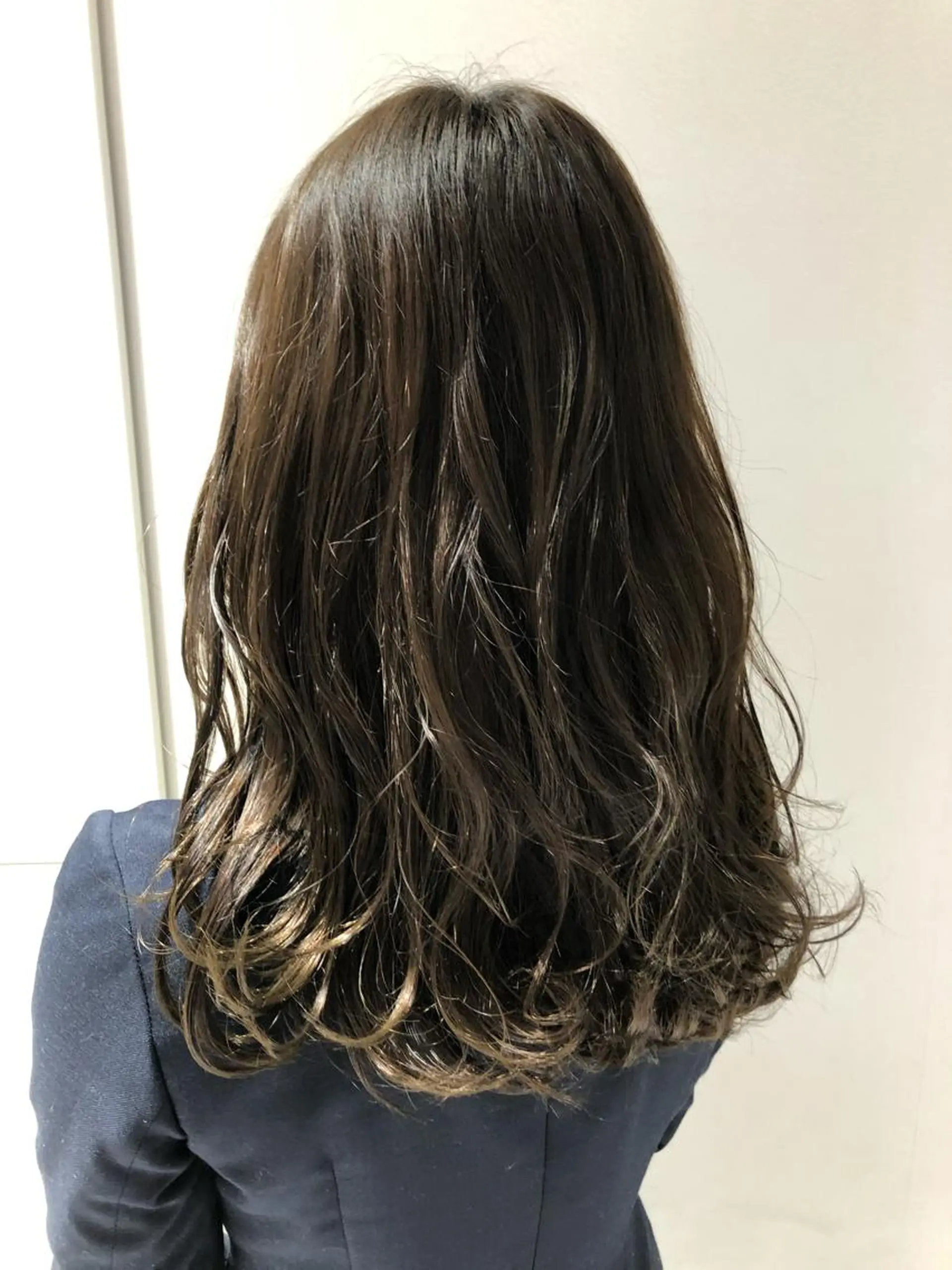セミロング カラー ヘアアレンジ 海外レイヤー鯉渕 【海外風メンズも◎】のヘアスタイル