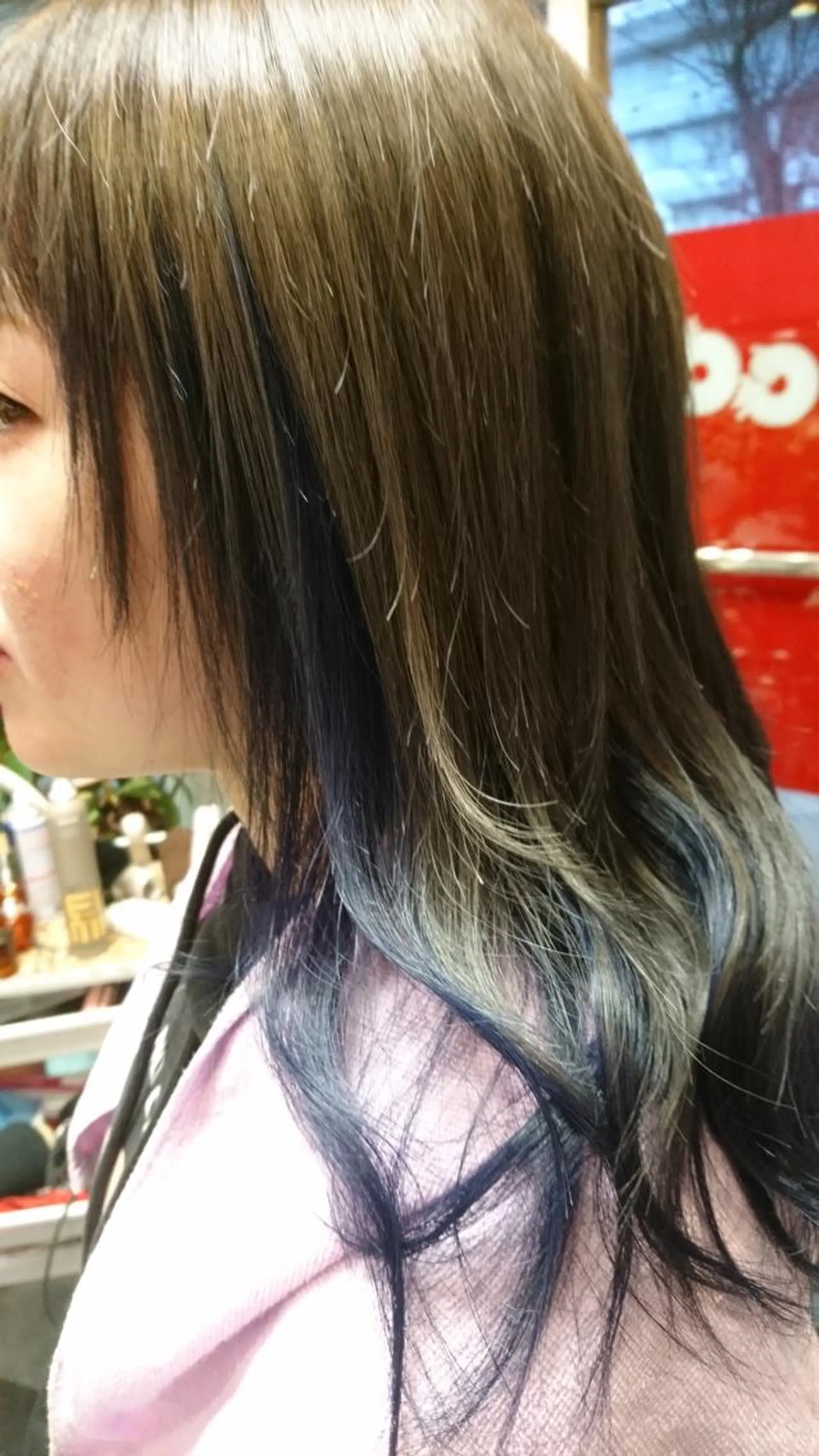 セミロング カラー ブルーカラー インナーカラー 横山 千春のヘアスタイル