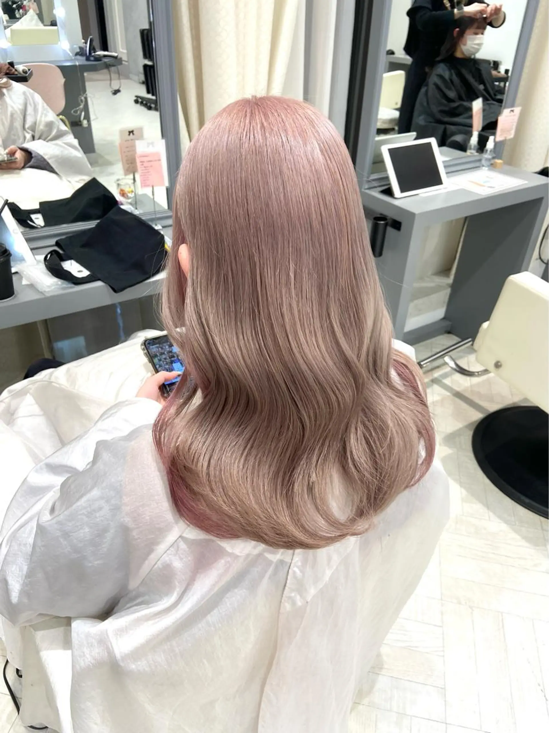 セミロング カラー ブリーチ ハイトーンカラー インナーカラー ピンクカラー ヘアカラー トリートメント Euphoria銀座 銀座三丁目所属・🌼 足谷 美空 🌼のヘアスタイル