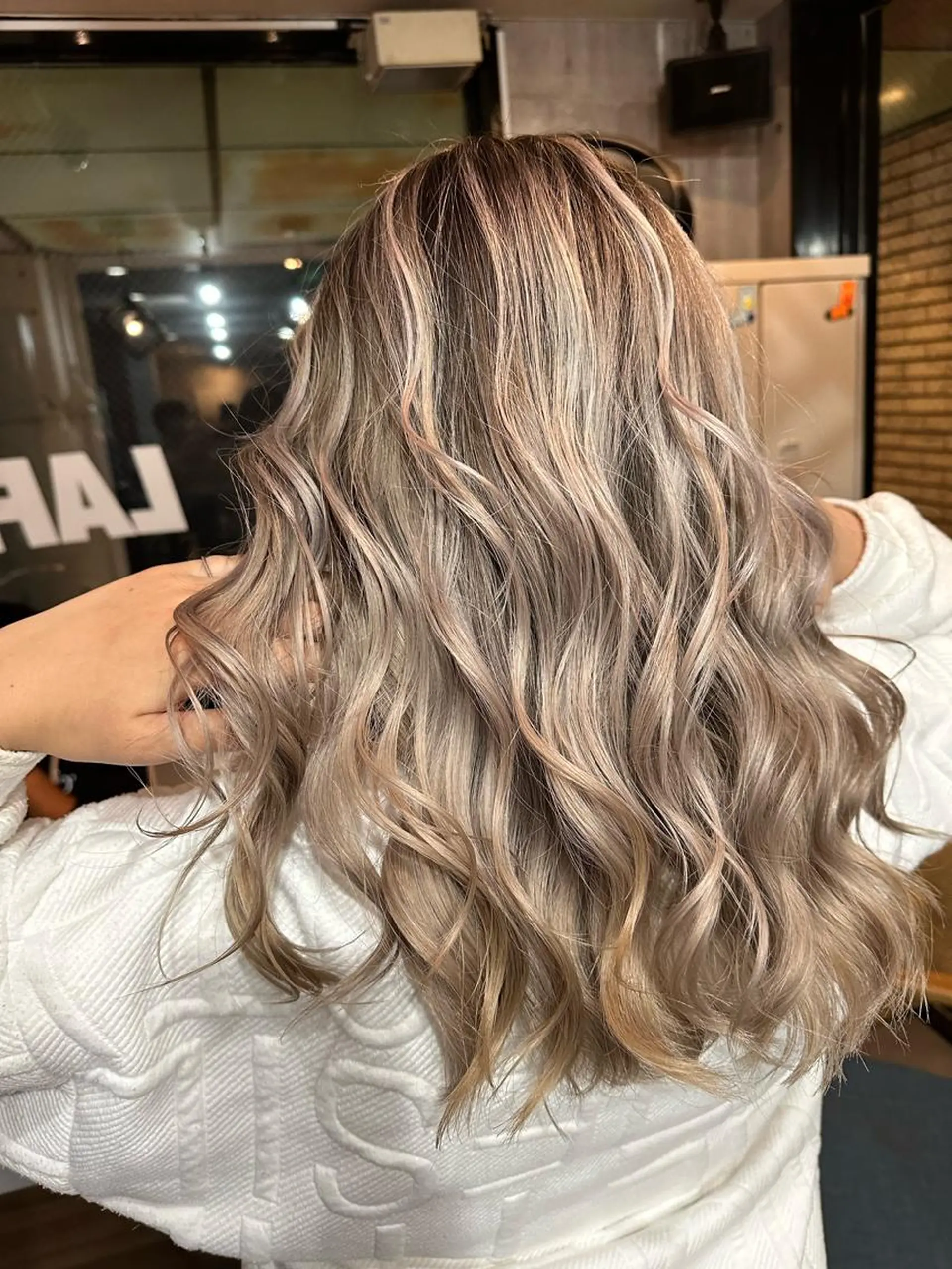 ロング カラー ブリーチ ヘアカラー トリートメント ヘアセット 難波ブリーチカラー 伊藤洋輝のヘアスタイル