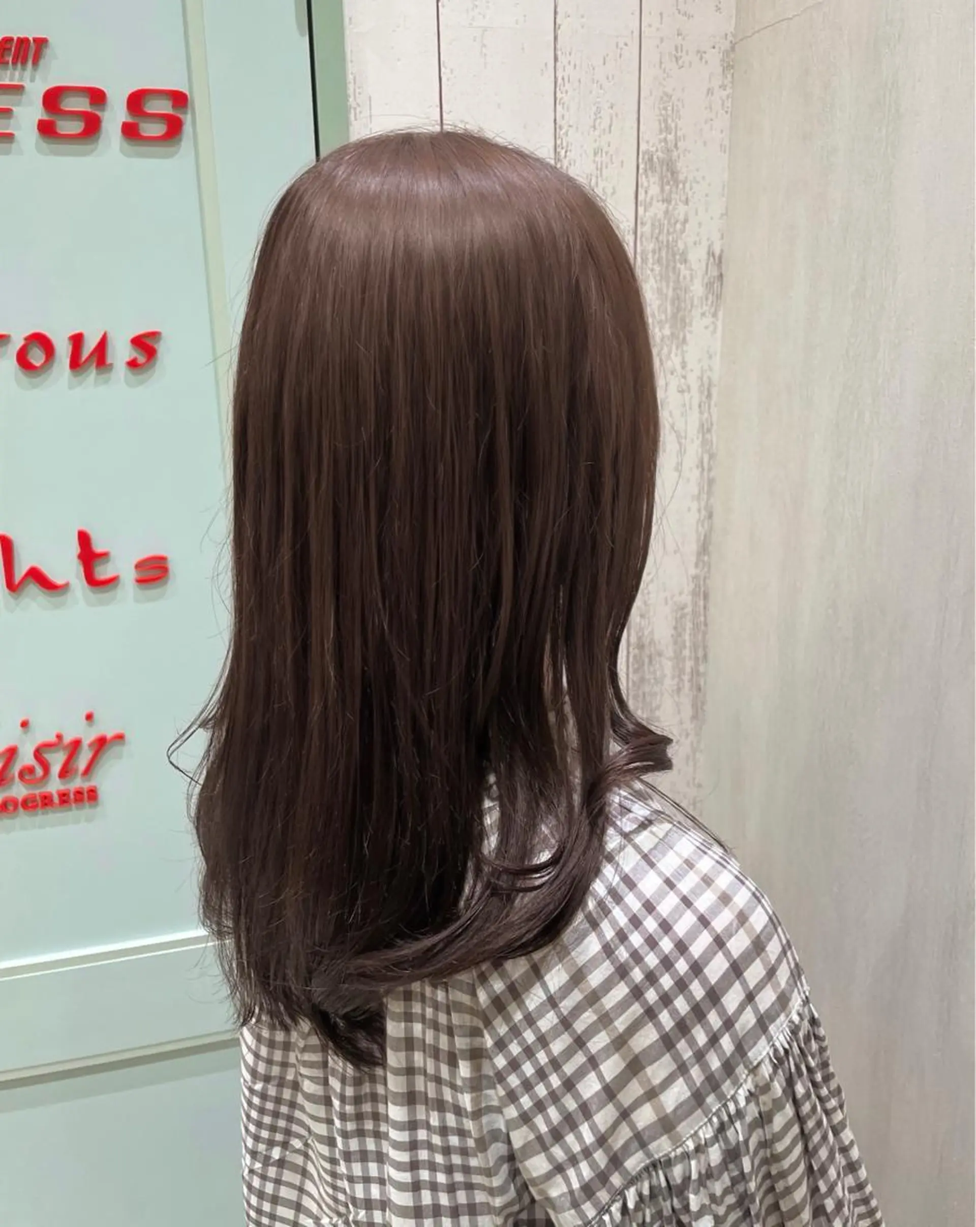 セミロング カラー 小嶺 歩夏のヘアスタイル