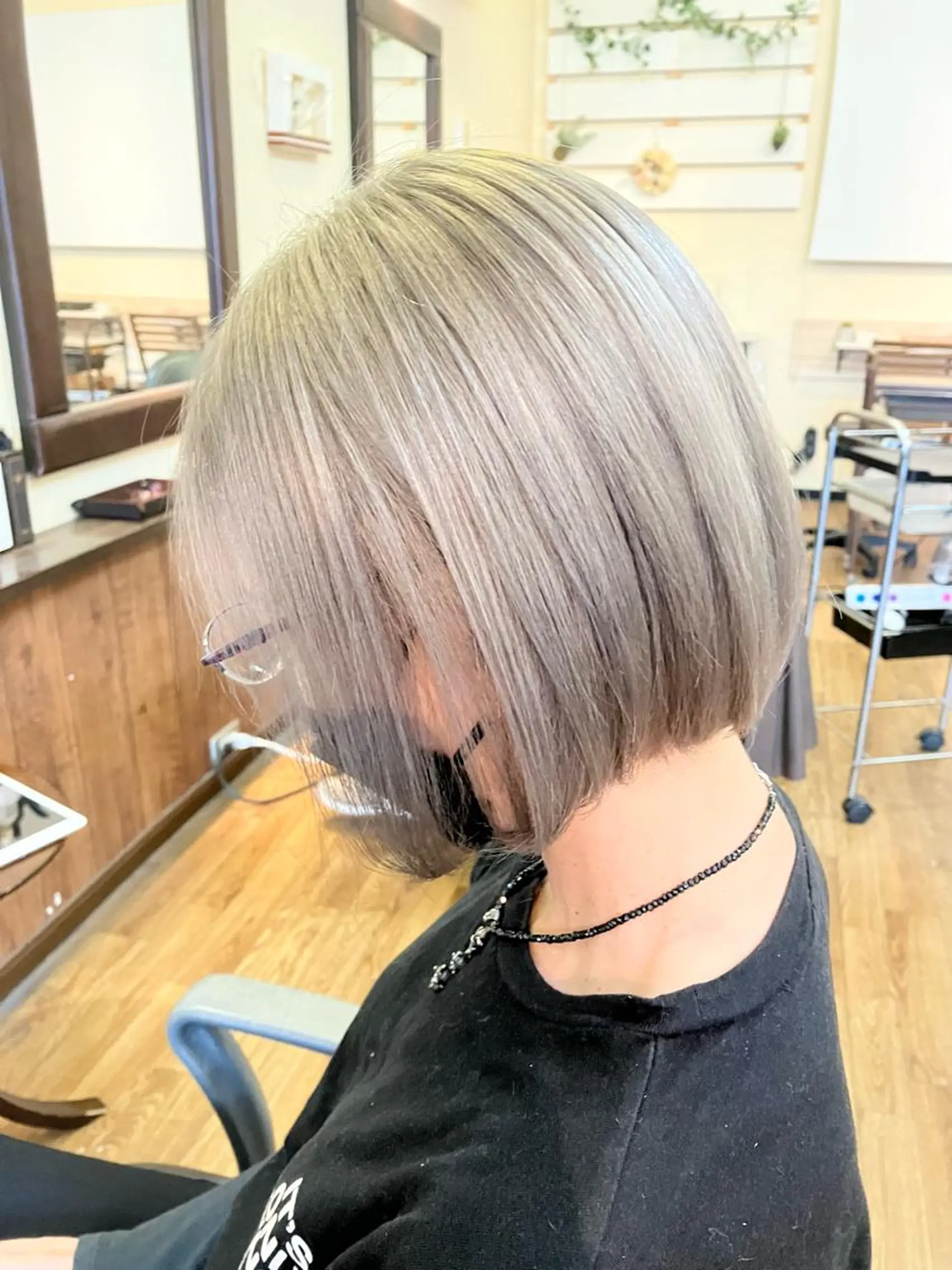 ミディアム カラー ベージュカラー ホワイトベージュ ヘアークルーズ ピースのヘアスタイル