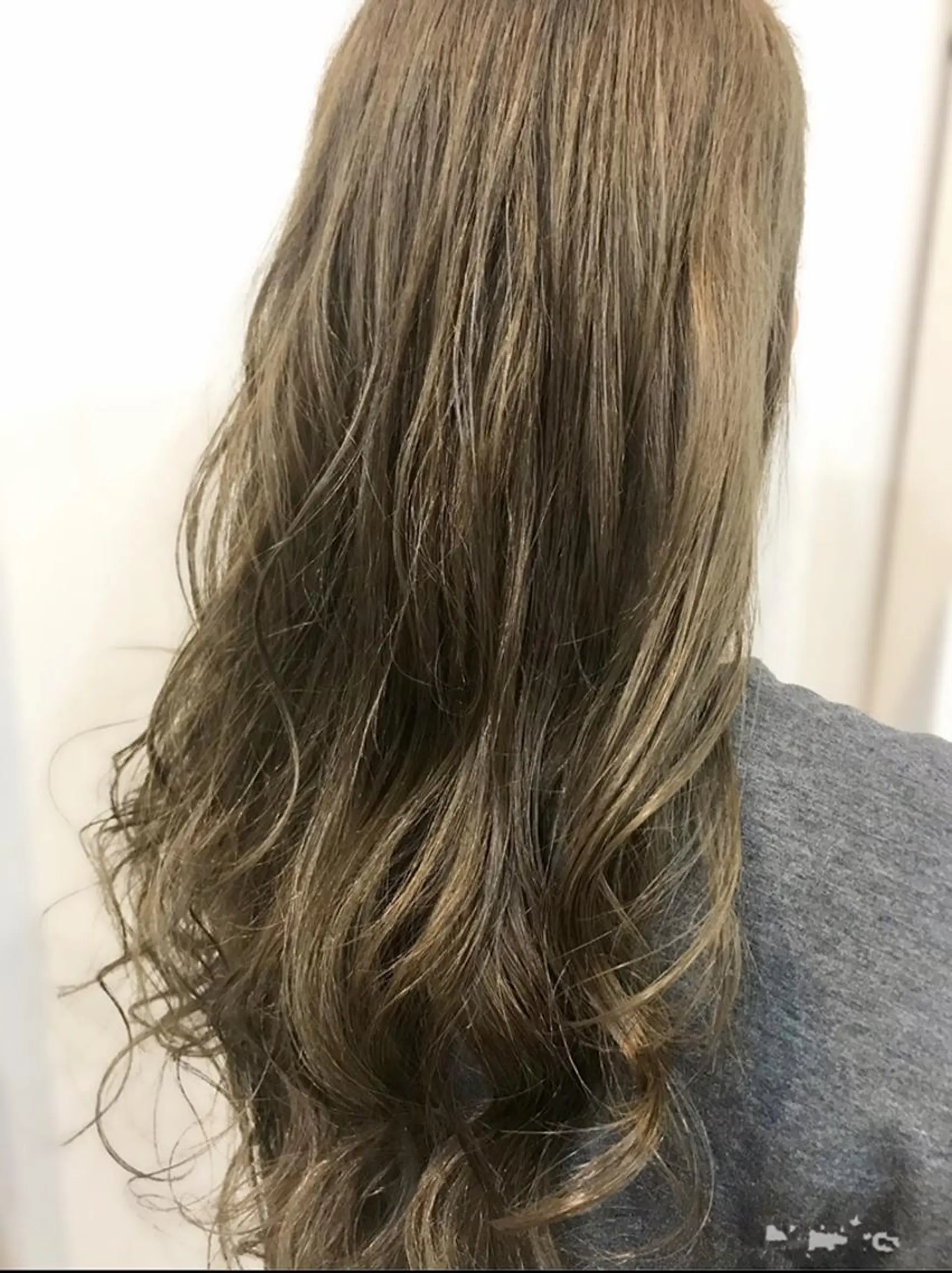 ロング カラー アッシュ ベージュカラー hair works raptureのヘアスタイル