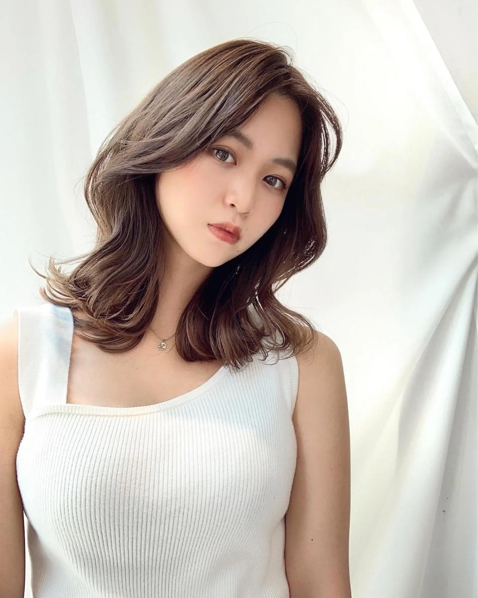 ミディアム カラー パーマ ヘアアレンジ ベージュカラー 透明感カラー グレージュ ボブ 韓国風ヘア レイヤー専門家 ダブルカラー修のヘアスタイル