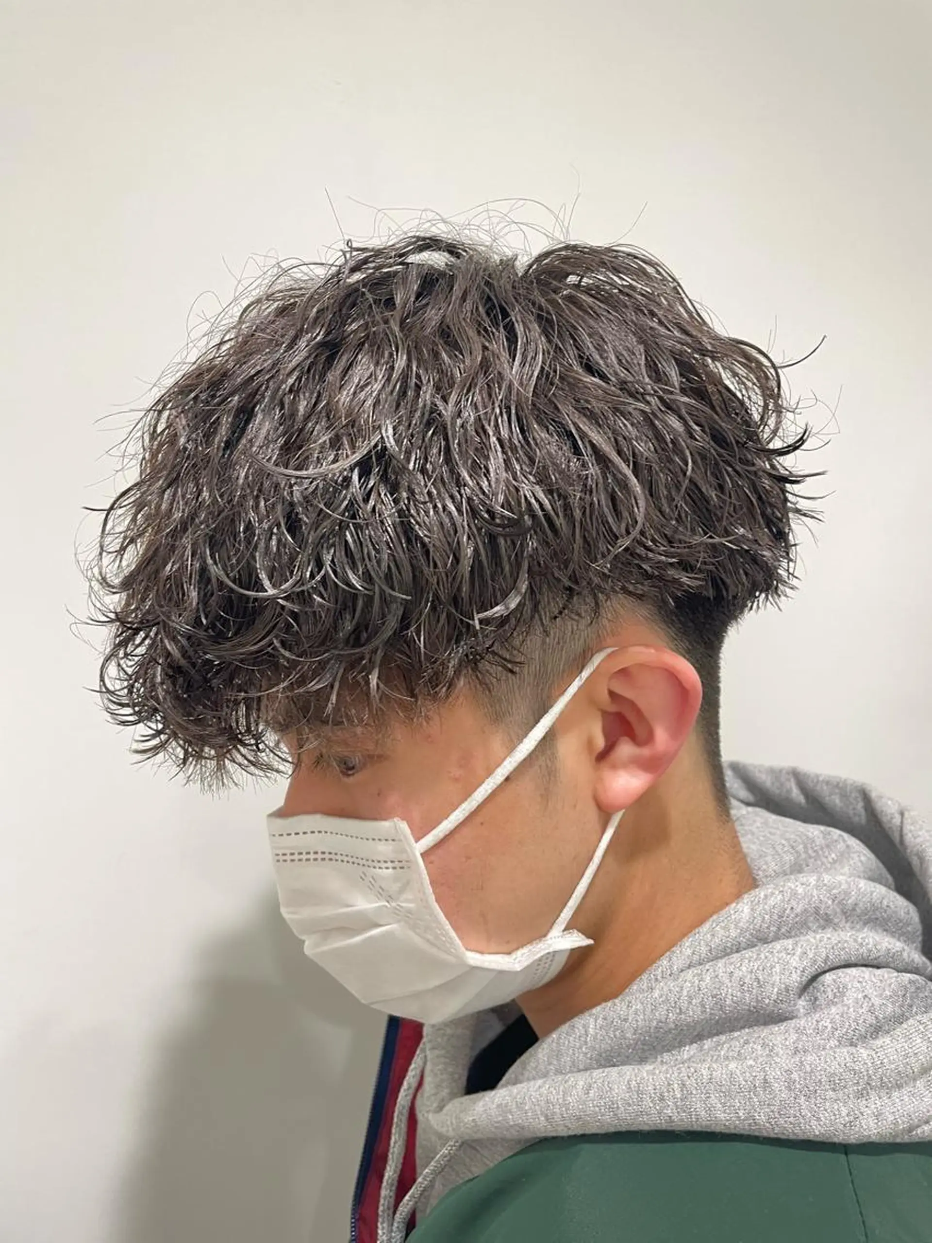 セミロング パーマ ヘアアレンジ メンズ メンズパーマ 波巻きパーマ セミロングパーマ 艶カラー の達人のヘアスタイル