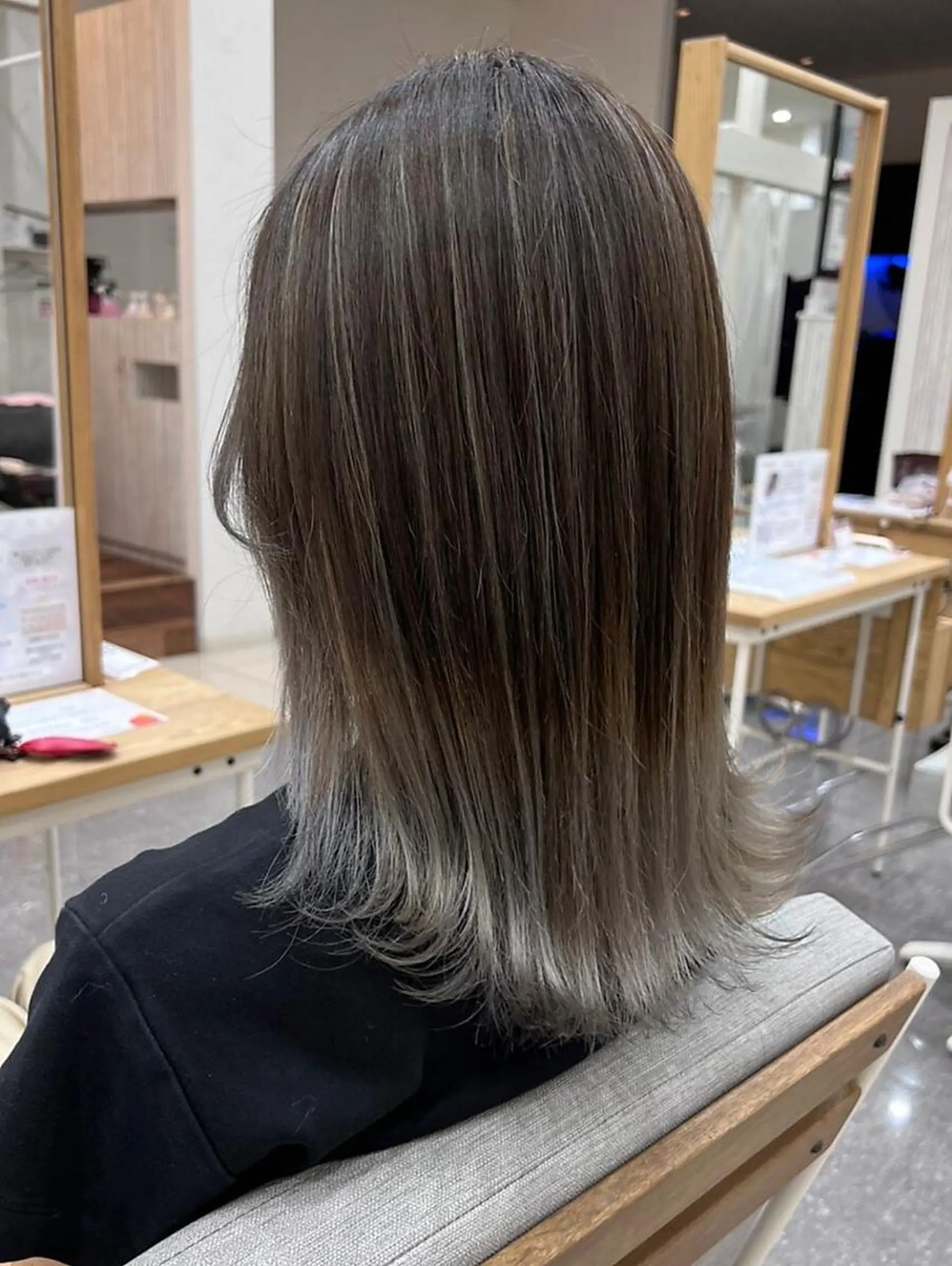 ミディアム カラー アッシュ ブリーチ ハイライトカラー シルバー シルバーアッシュ ヘアケアサロン MAIN[メイン]のヘアスタイル
