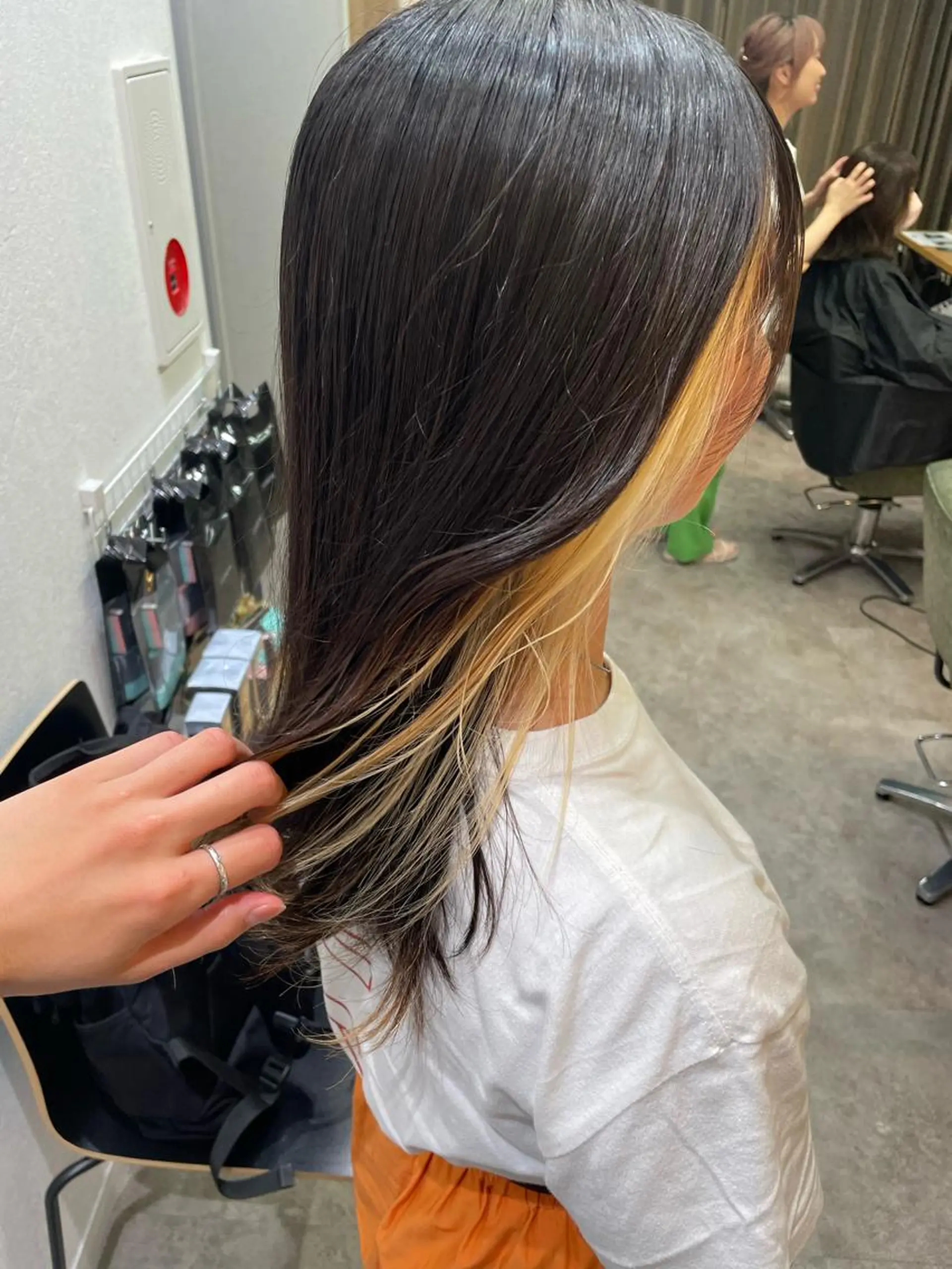 ロング カラー 抜きっぱなしブロンド イヤリングカラー ヘアカラー トリートメント ブリーチ/ハイトーン 🌏💊RAINEのヘアスタイル