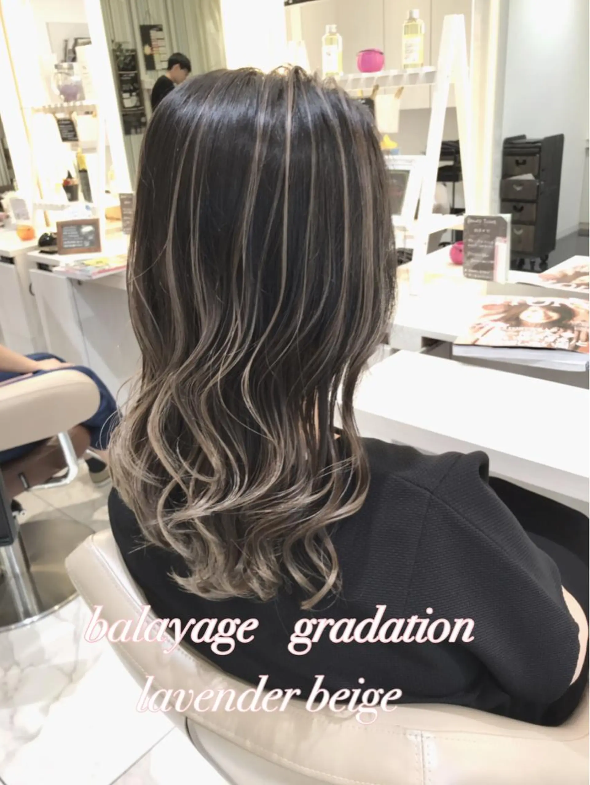 ミディアム カラー バレイヤージュ ベージュカラー グラデーションカラー ラベンダーカラー ラベンダーベージュ カット ヘアカラー 山崎俊輔/髪質改善 /バレイヤージュのヘアスタイル