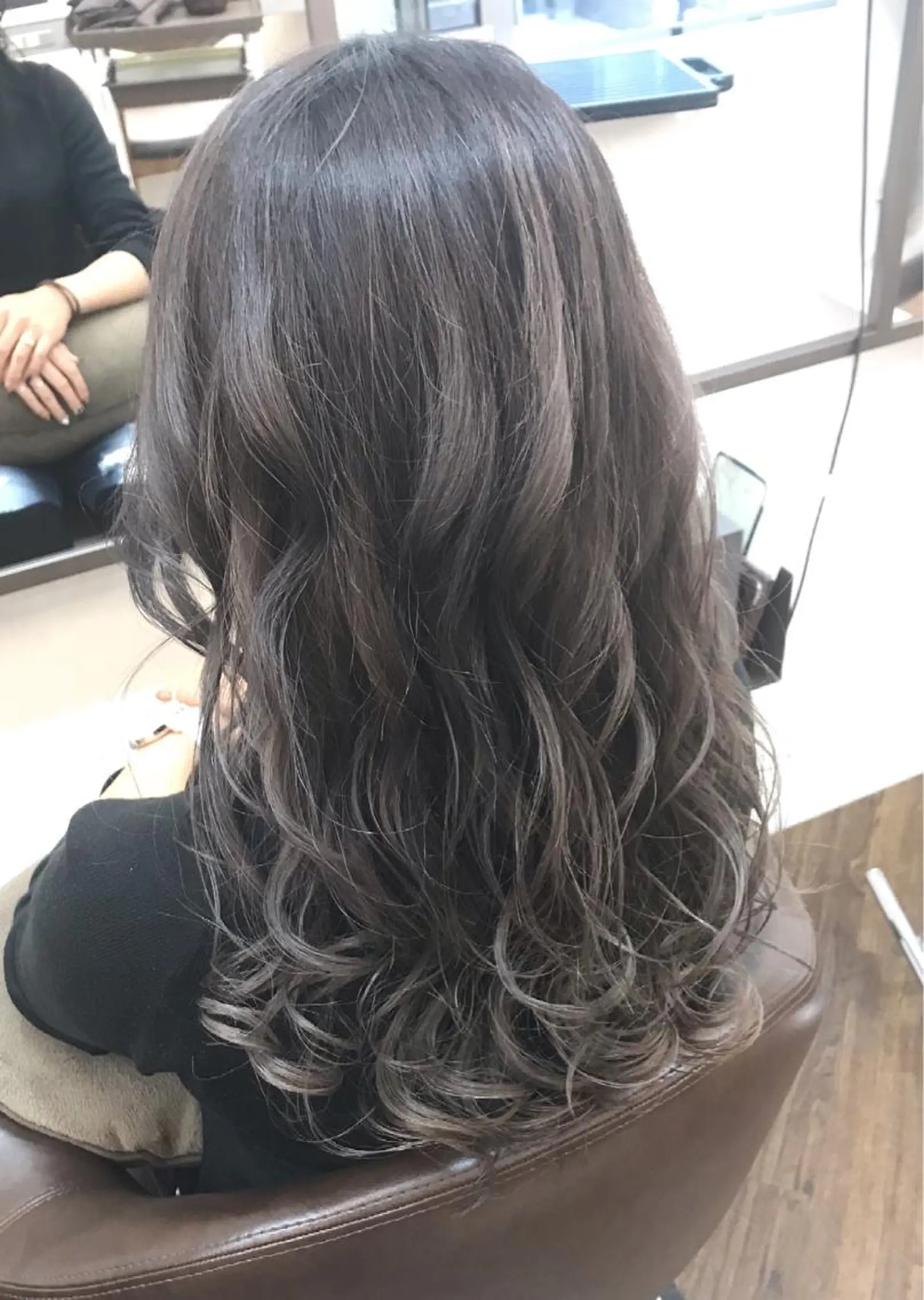ロング カラー パーマ ヘアアレンジ ダークグレー ダークグレージュ グラデーションカラー グレージュ ロング APSEE メンズカラー特化のヘアスタイル