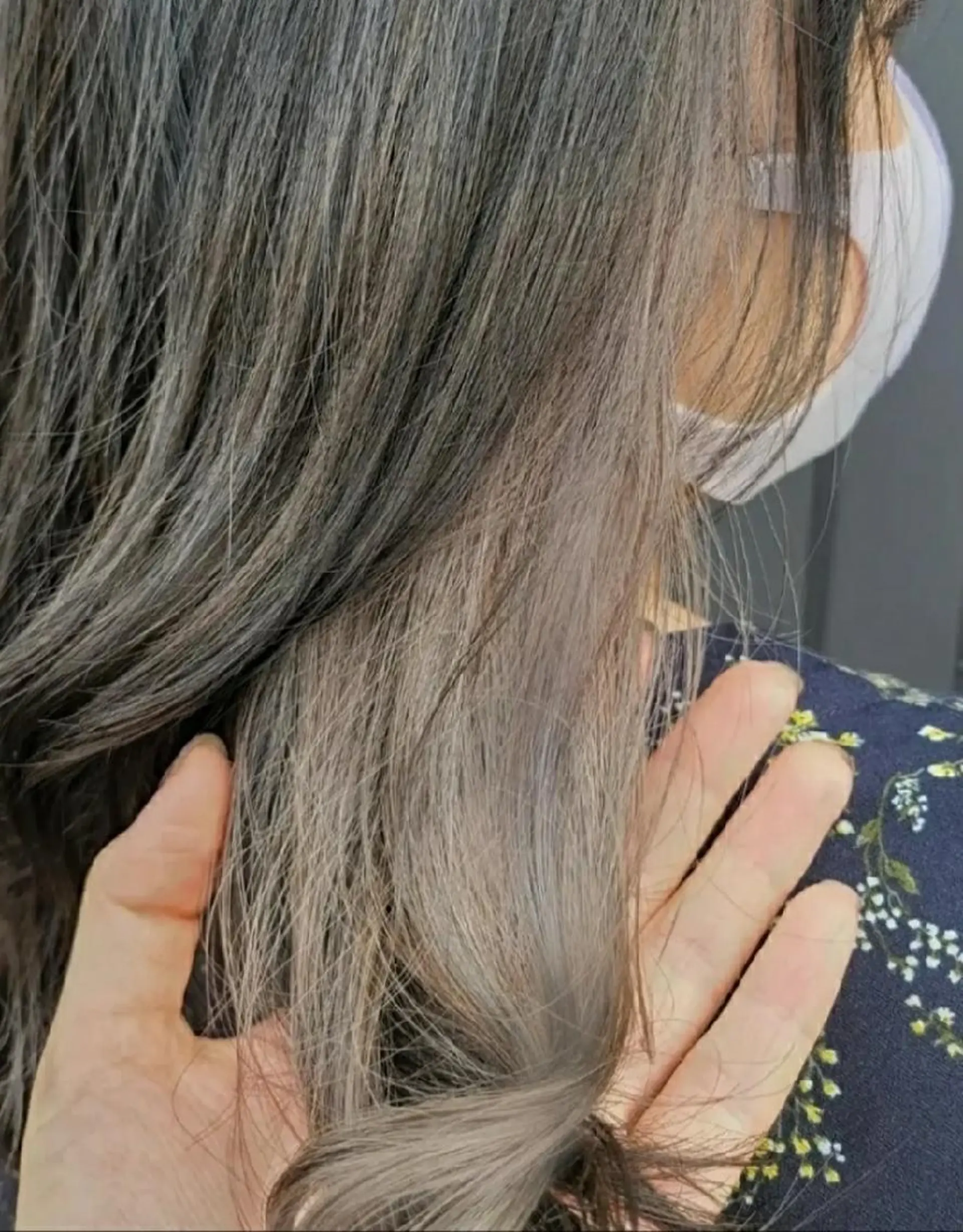 ロング アッシュ ハイライト ヘアカラー 関口 友菜のヘアスタイル