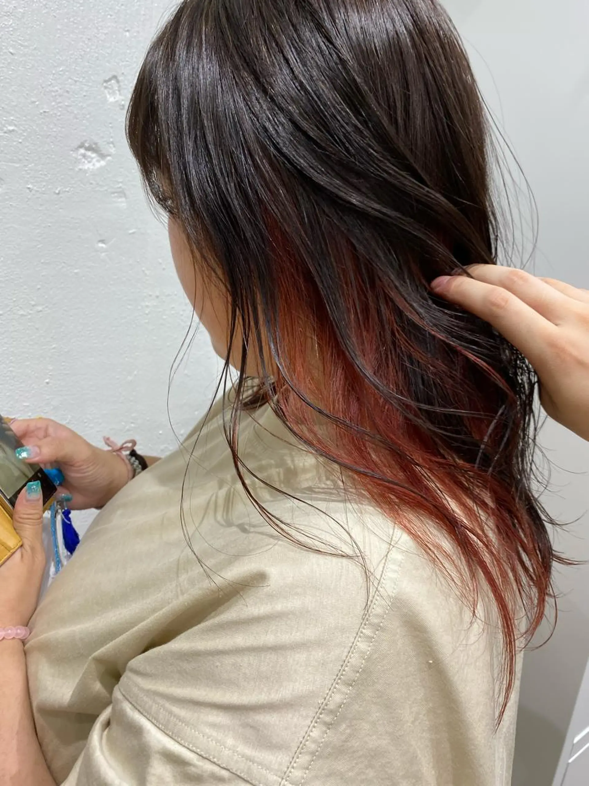 セミロング カラー レッドカラー kai .のヘアスタイル