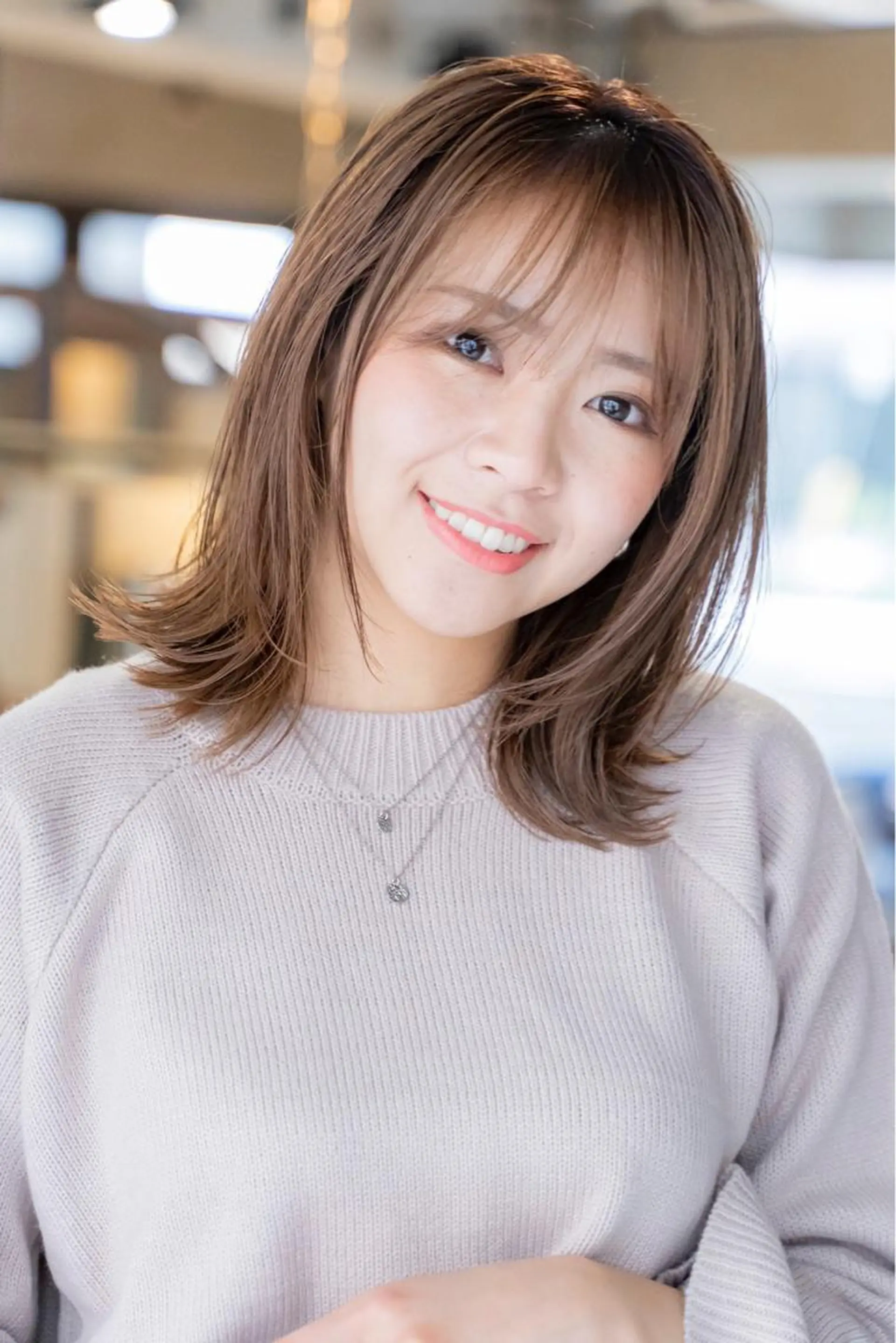 ミディアム 外ハネヘア MUSASHI ブリーチカラー◎のヘアスタイル