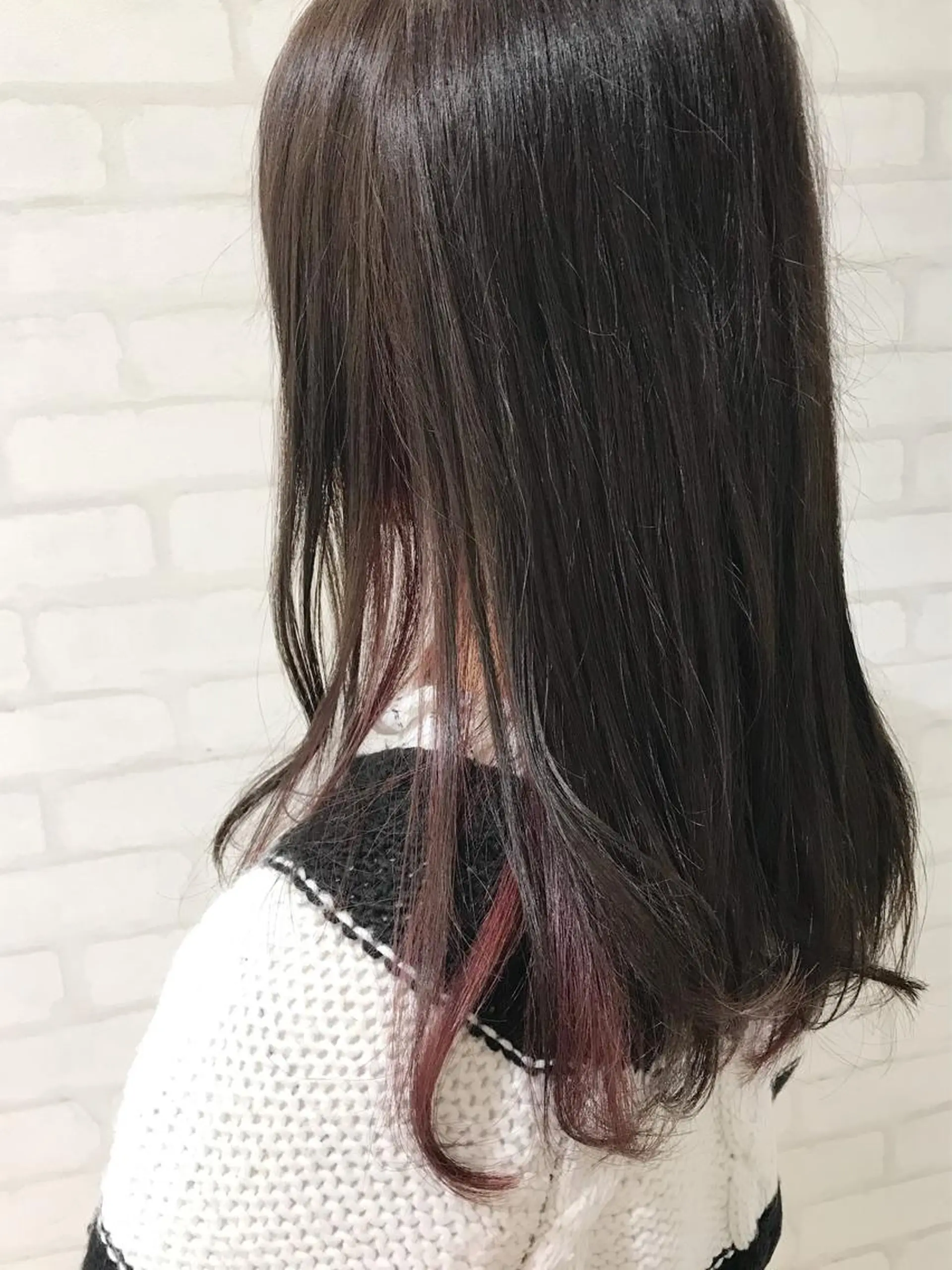 セミロング カラー インナーカラー ピンクカラー レッドカラー 高木 麻知子のヘアスタイル