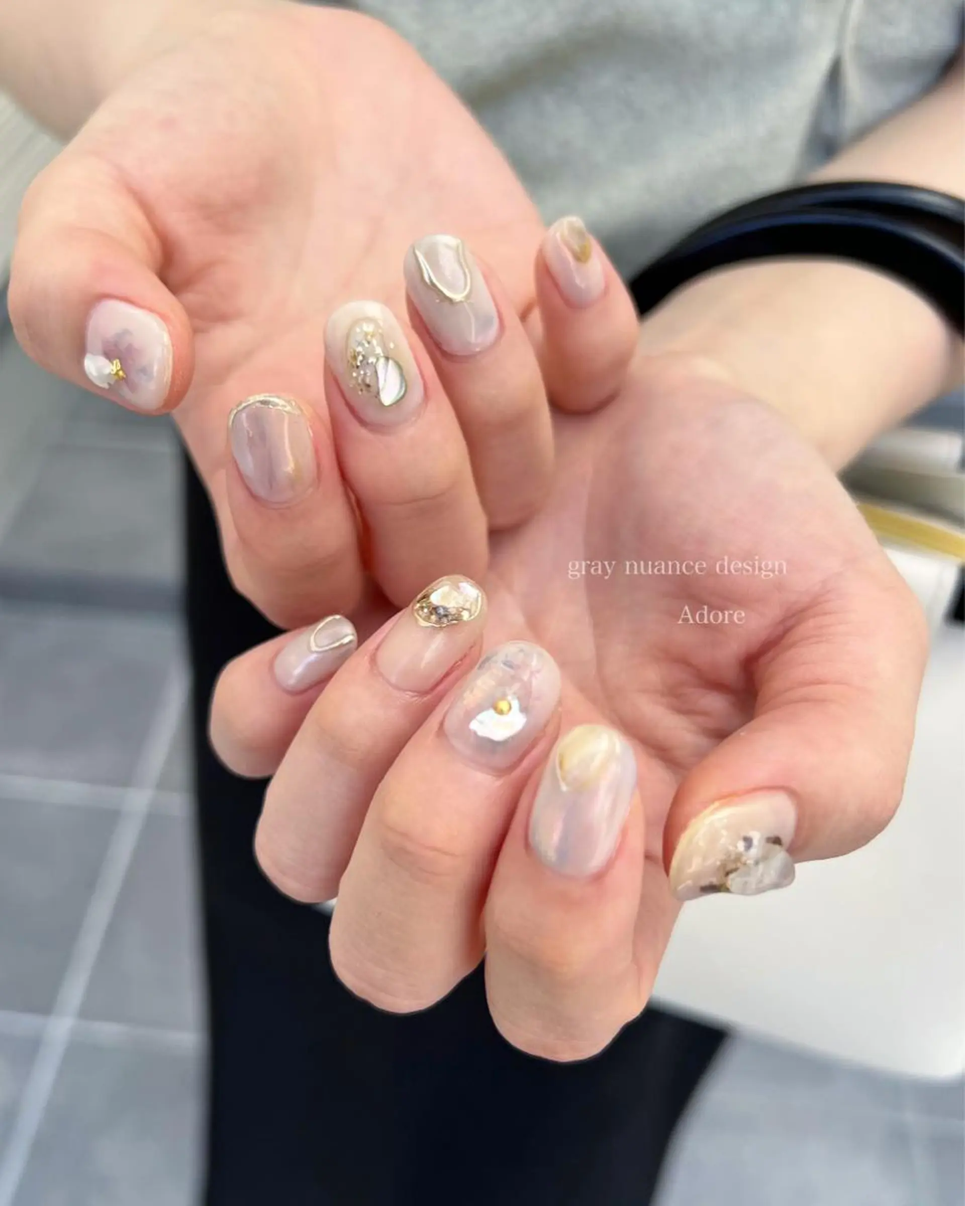 ネイル ミラーネイル ニュアンスネイル ワンカラーネイル 夏ネイル ハンドネイル Nail Adore.のネイルデザイン