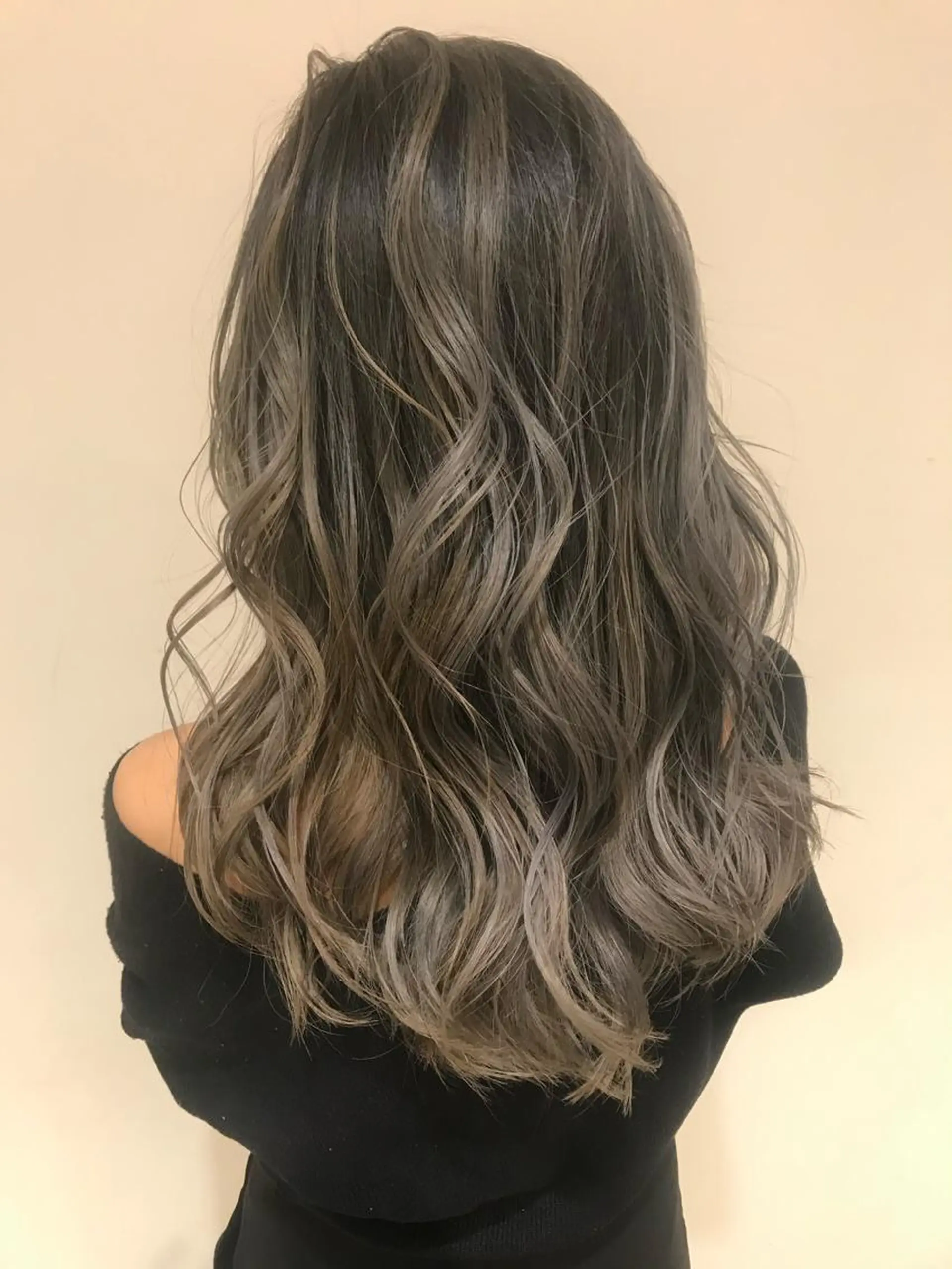 ミディアム カラー アッシュ アッシュグレー アッシュグレージュ バレイヤージュ ベージュカラー AMI Hair  supply所属・髪質改善カラー 韓国風レイヤーのヘアスタイル