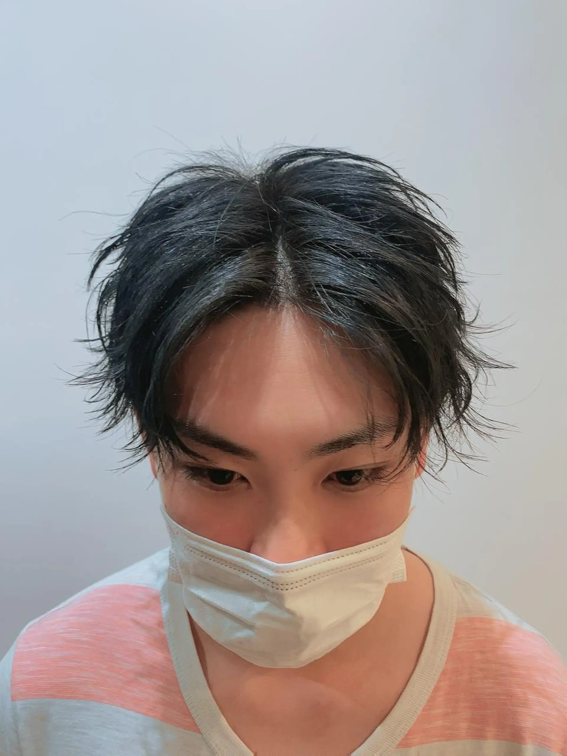 ショート カラー メンズ センターパート 伸ばしかけ カット 三ノ宮フェザーパーマ 蕃本 啓利のヘアスタイル