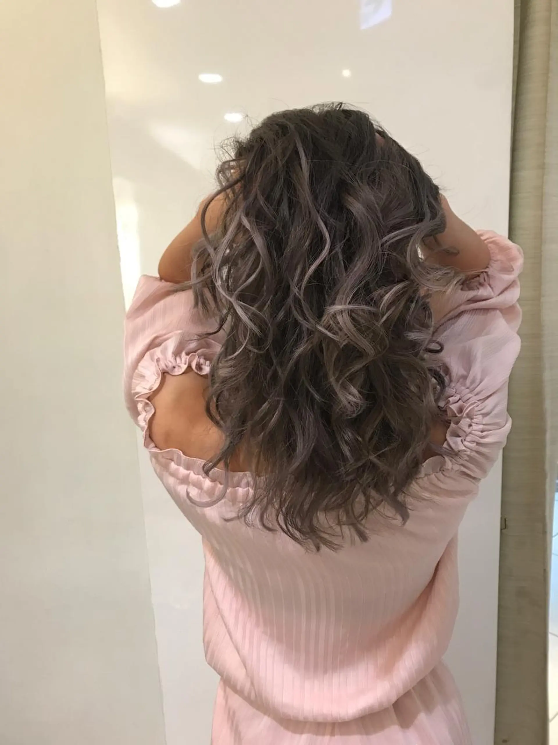 セミロング カラー ハイライトカラー エクステ 外国人風カラー ハイライト WELLY TO KYOメンズカットのヘアスタイル