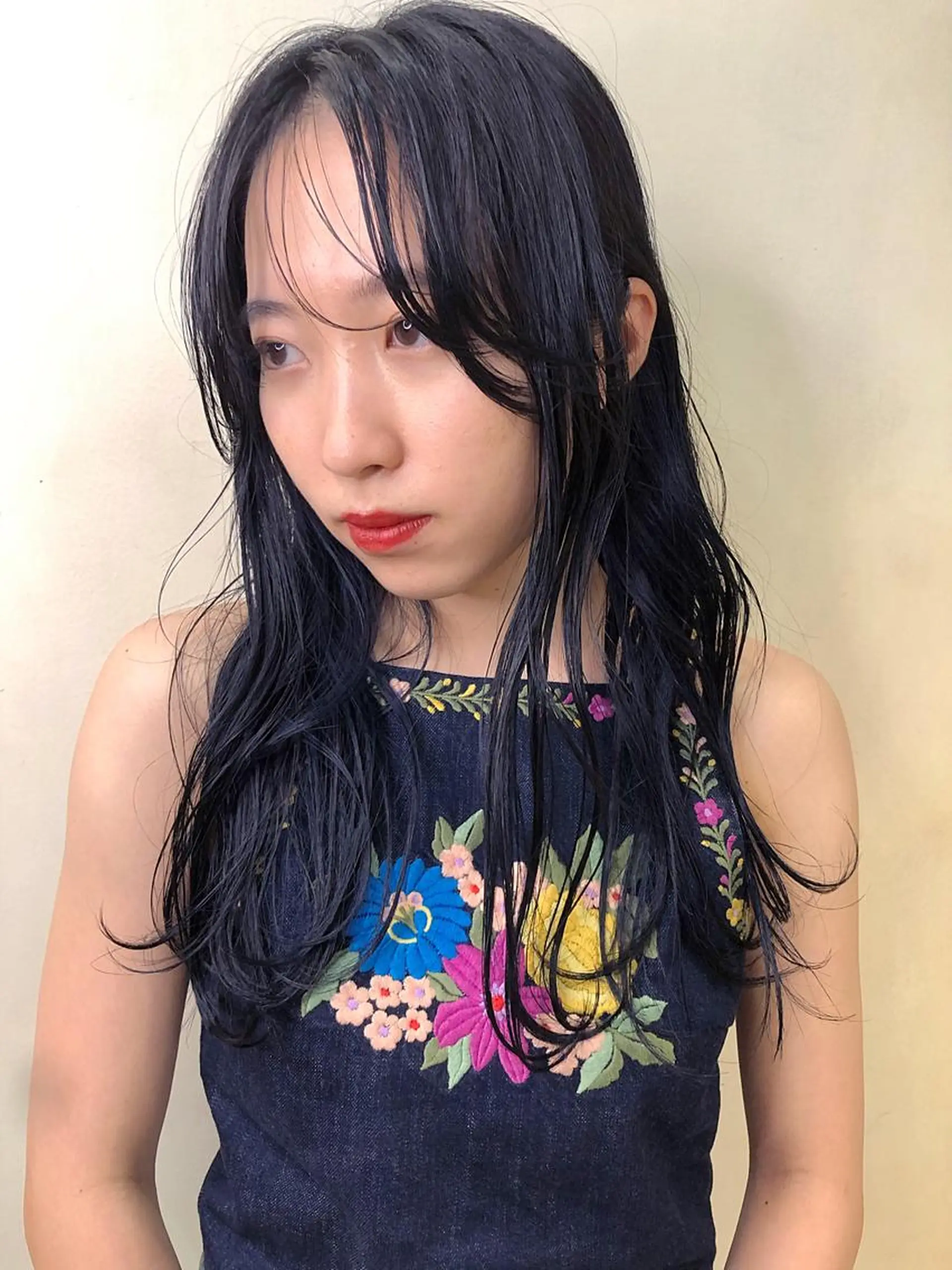 ミディアム カラー 黒髪 ブルーカラー ブルーブラック ネイビーカラー レイヤーカット カット ヘアカラー トリートメント SALOWIN所属・ブリーチ✨ ボブ✨レイヤーのヘアスタイル