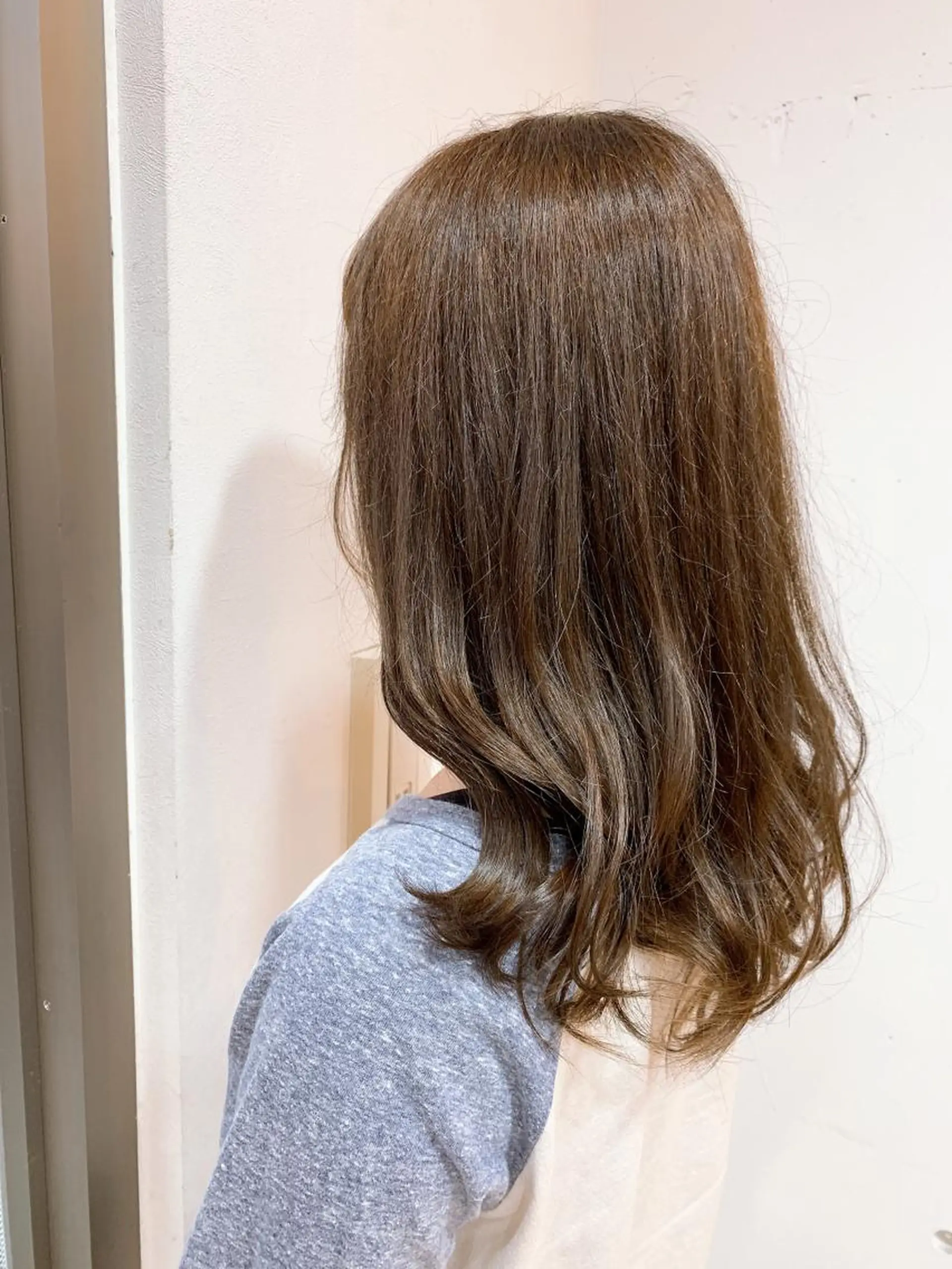 セミロング カラー 白髪ぼかしハイライト 柳川拓哉のヘアスタイル