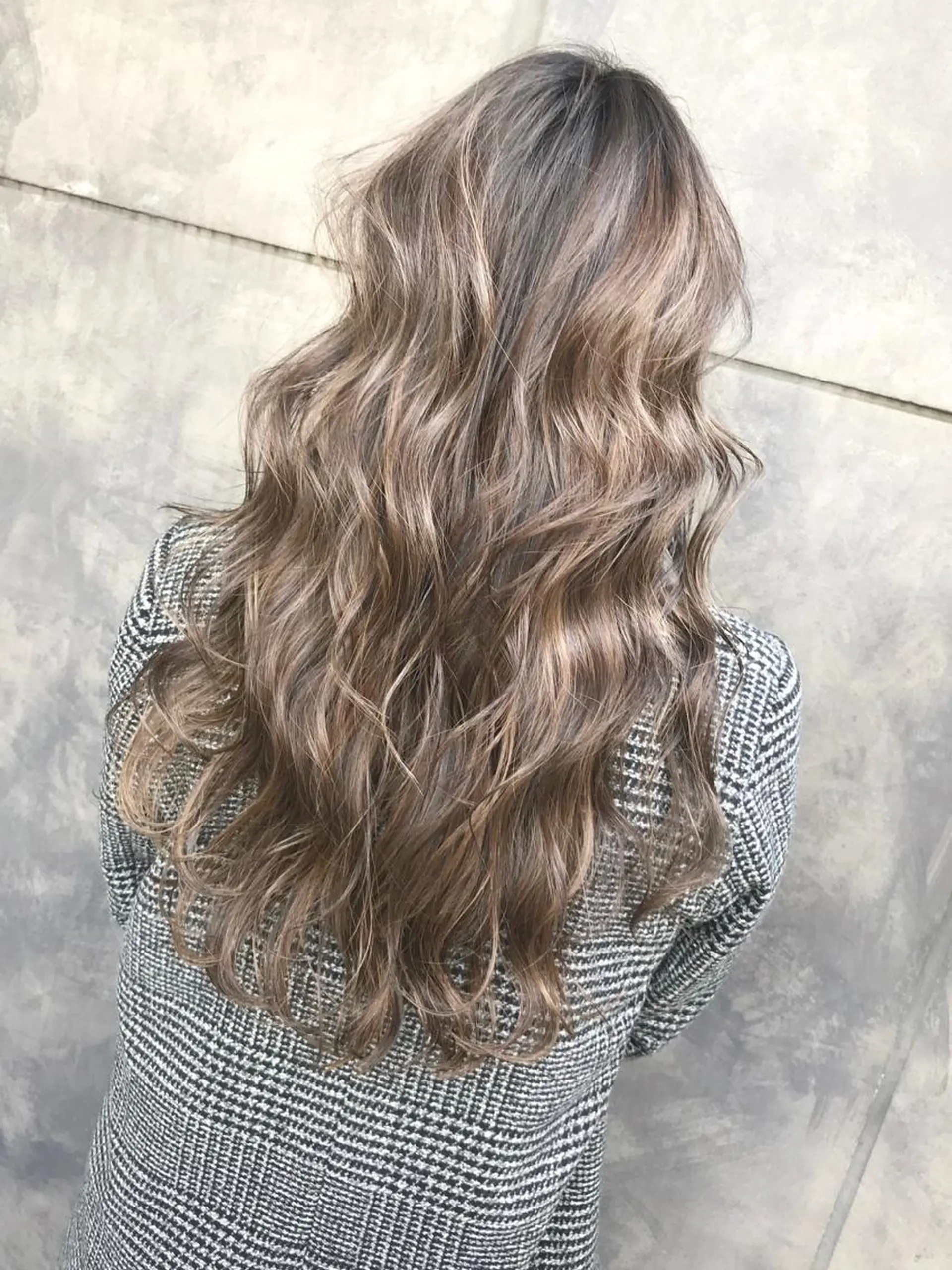 セミロング カラー ハイライトカラー ハイライト TOMOYAレイヤー ブリーチ縮毛矯正のヘアスタイル