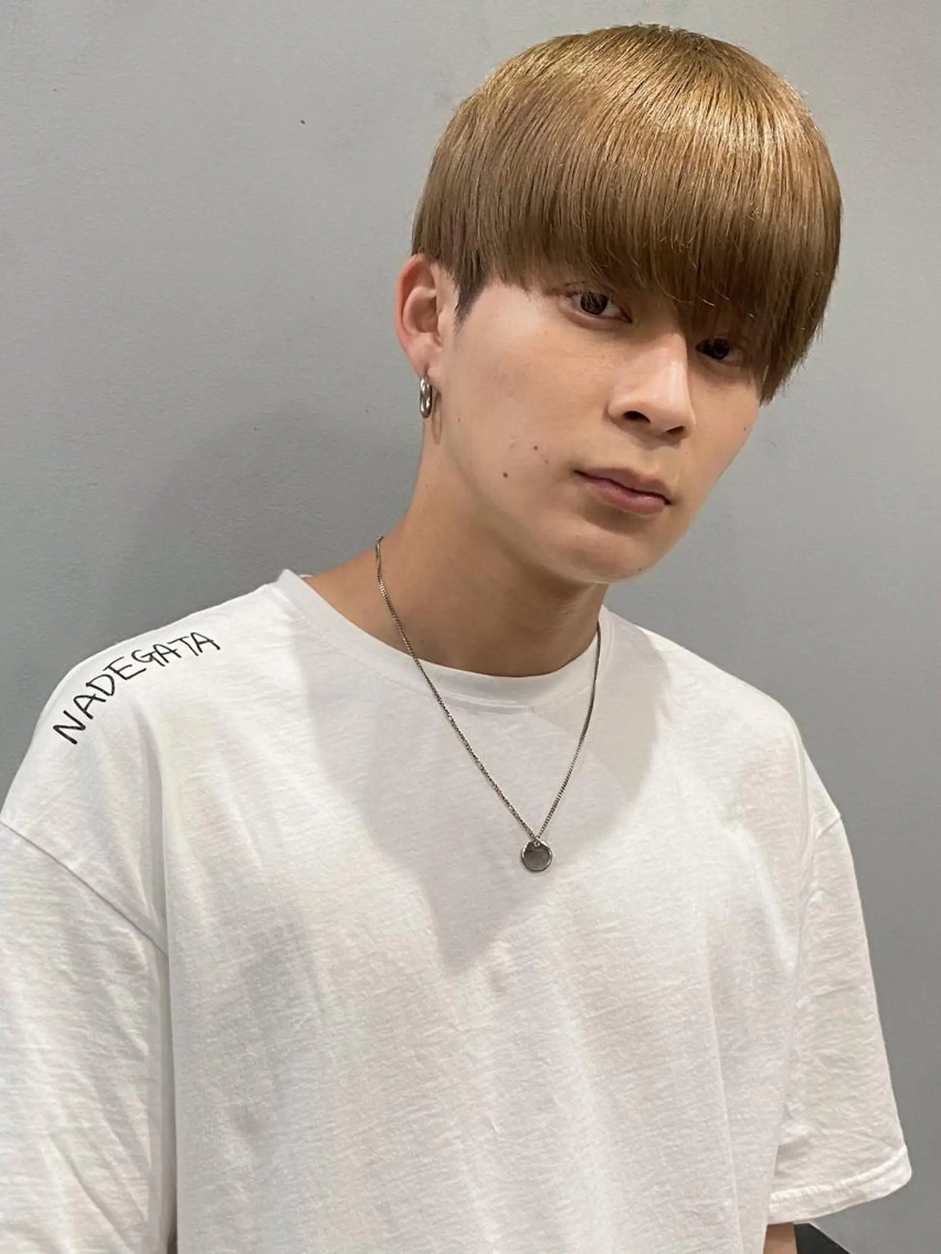 ミディアム メンズ ミディアムパーマ メンズブリーチ センターパート フェードカット メンズハイトーン カット 縮毛矯正 トリートメント メンズカット/パーマ Yoshiのヘアスタイル