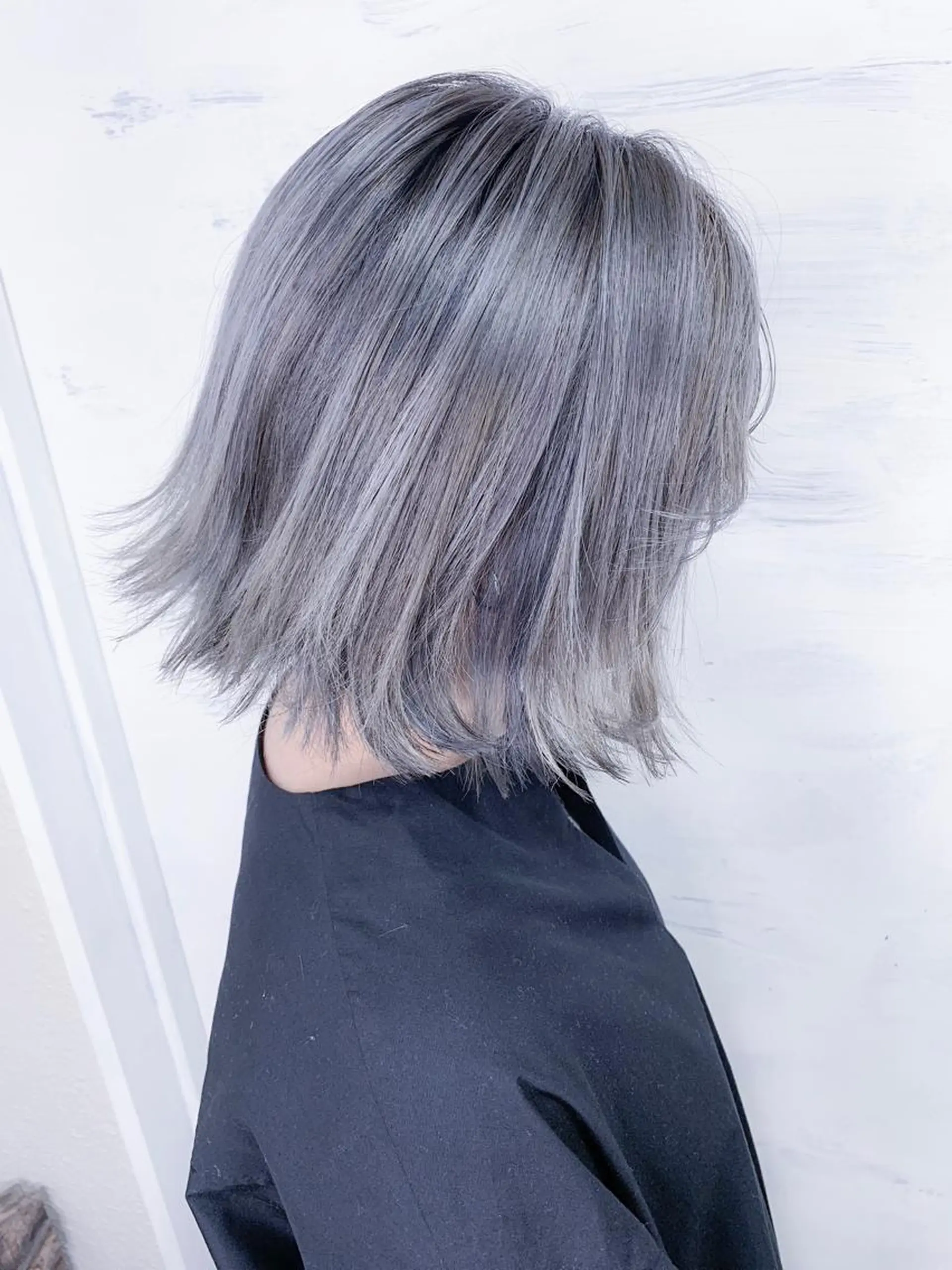 ショート カラー ブリーチ ブルーカラー ケアブリーチ シルバー BOX mico.のヘアスタイル