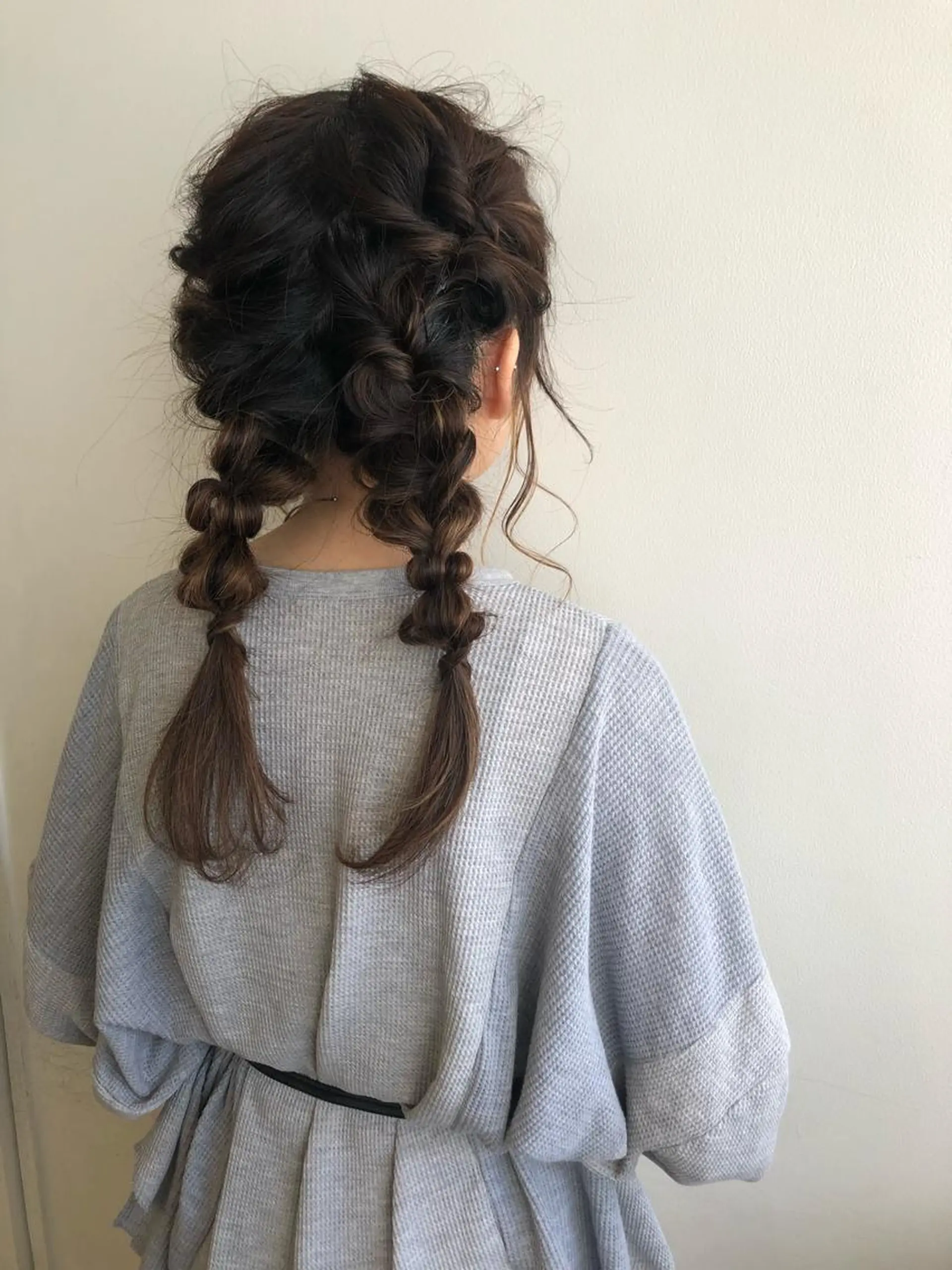 セミロング カラー ヘアアレンジ ヘアセット MIOベージュカラー 柔らかいカラーのヘアスタイル