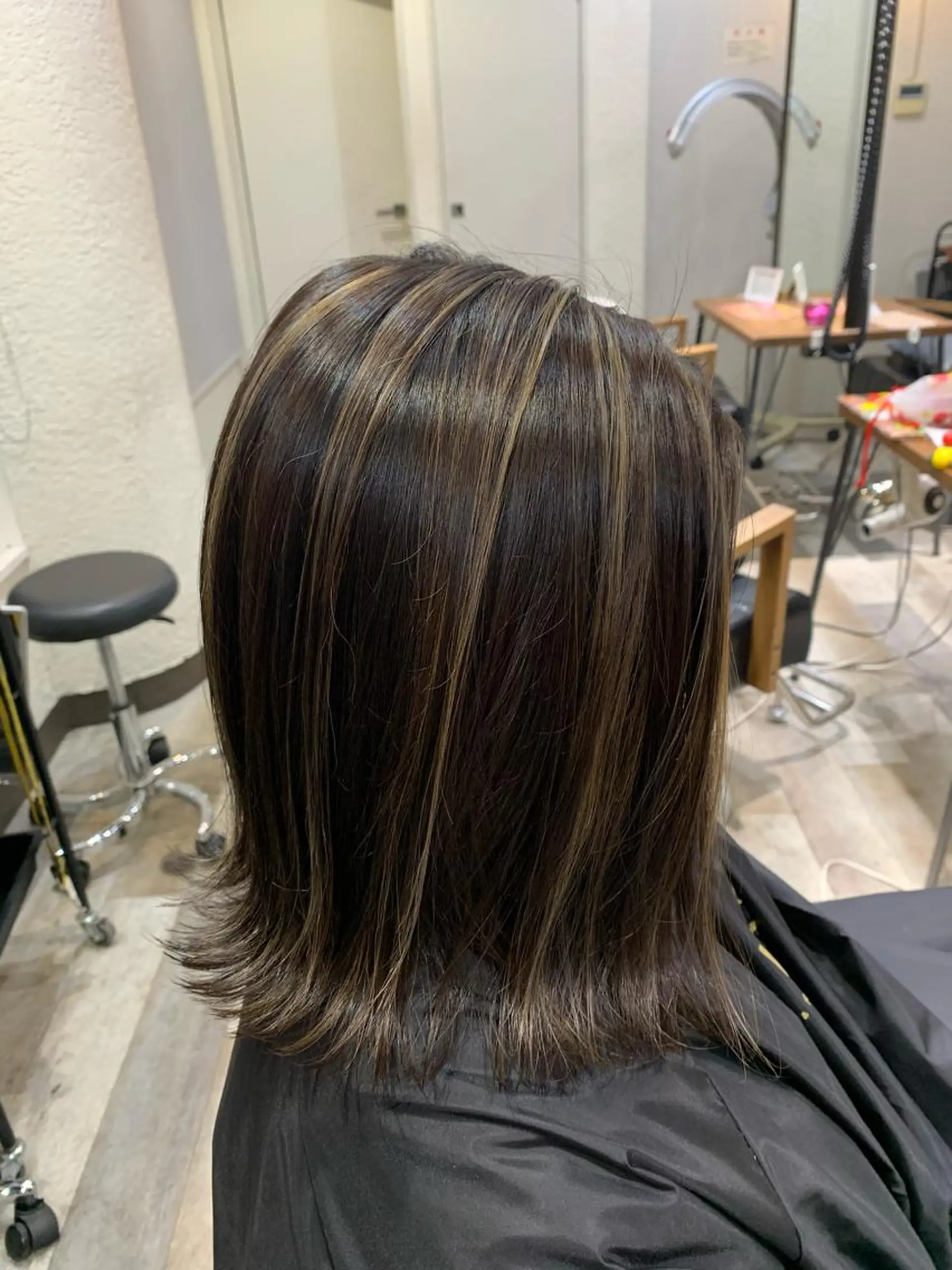 ミディアム カラー ブリーチ ハイライトカラー 3Dハイライト ハイライト ブリーチ特化／ハイト ーン／ホワイトカラーのヘアスタイル