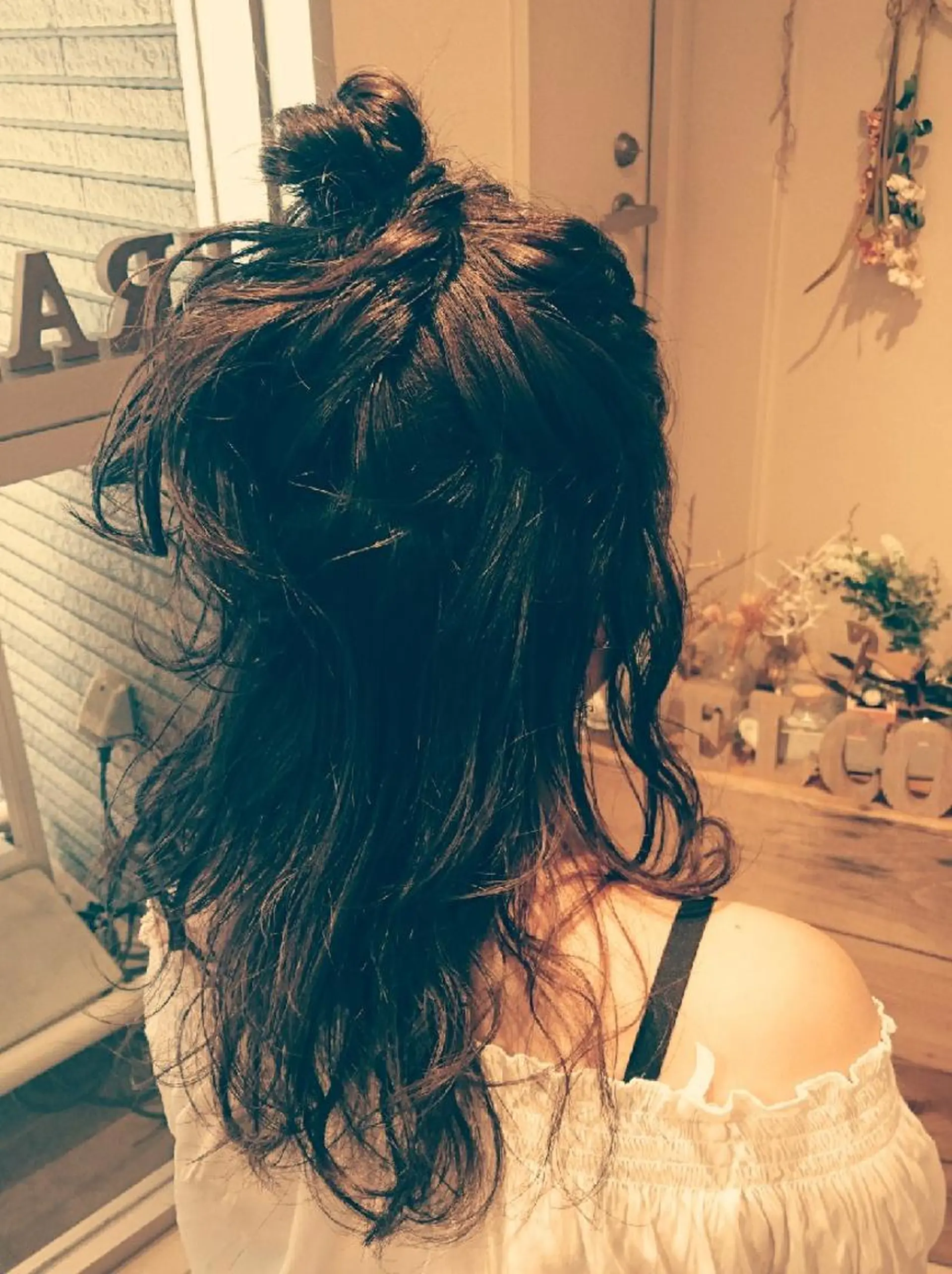 ヘアアレンジ セミロング ハーフアップ お団子ヘア おくれ毛 ヘアセット/髪質改善 /カラー/TADOのヘアスタイル