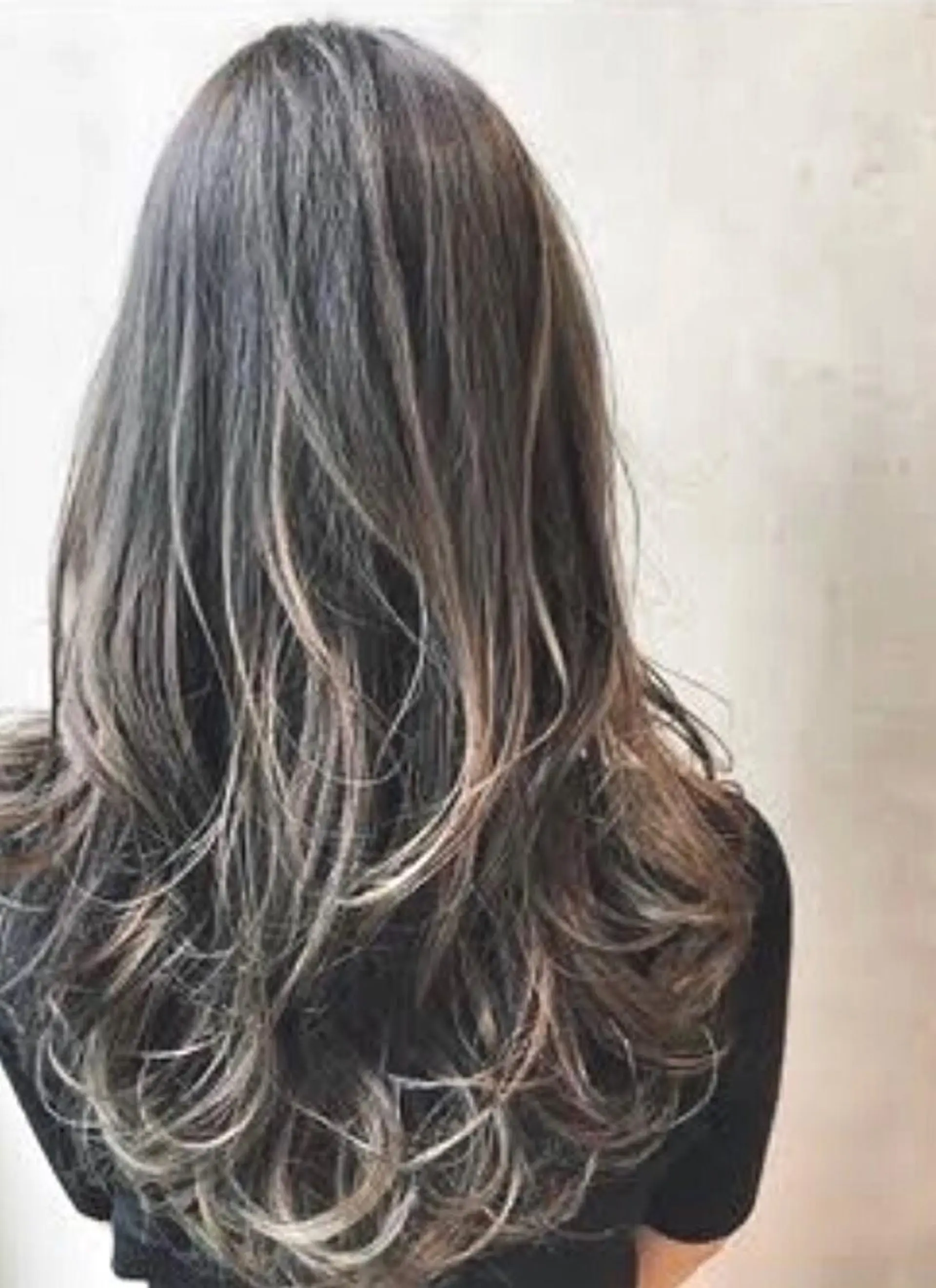 セミロング カラー バレイヤージュ ハイライトカラー ハイライト レイヤーカット ヘアカラー トリートメント ケア剤オタク×海外 ヘア長谷川裕起のヘアスタイル