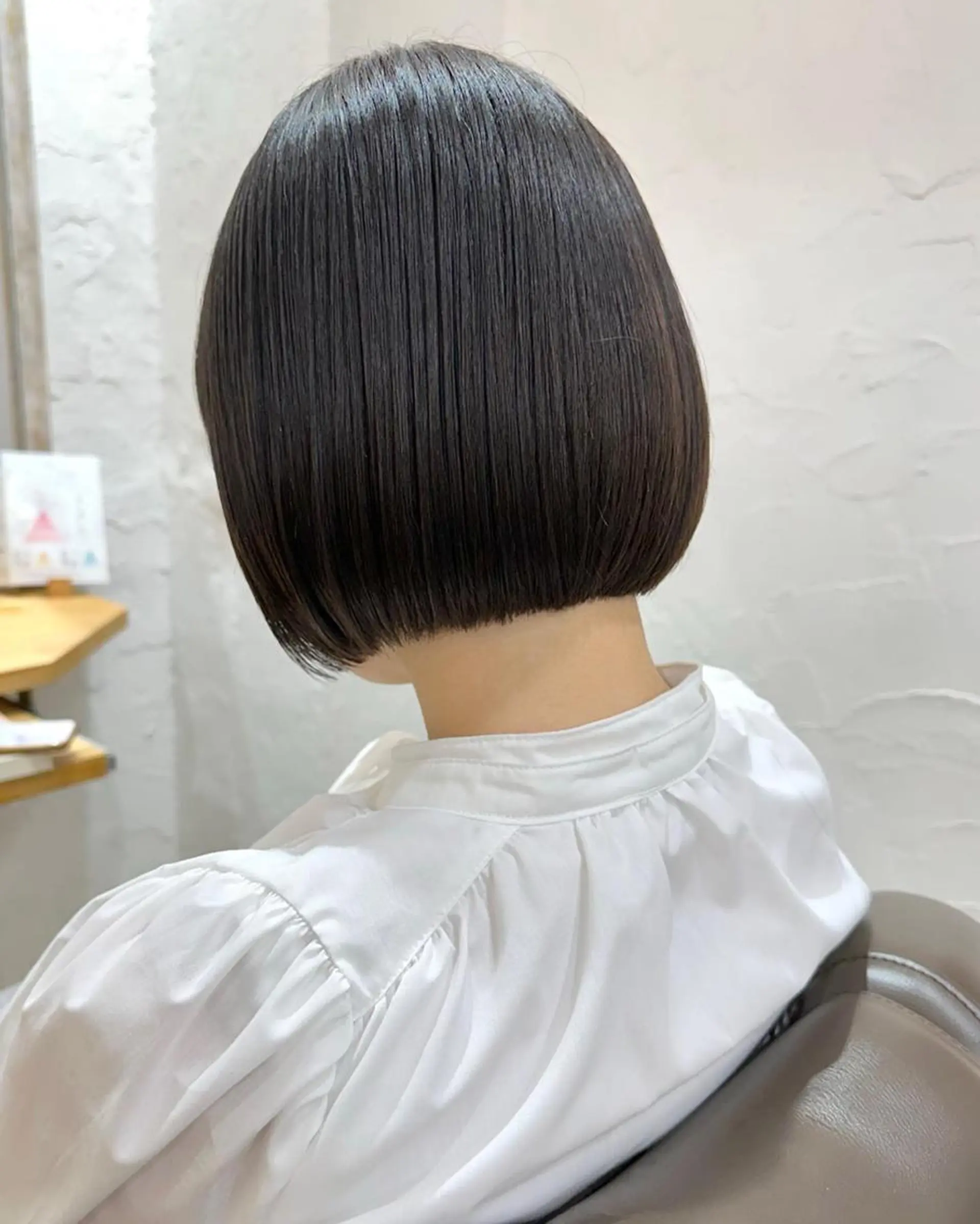 ショート カラー パーマ 切りっぱなしボブ 前下がりボブ ショートボブ 黒髪 デザインカラー 銀座No.1髪質改善 縮毛矯正/本木のヘアスタイル