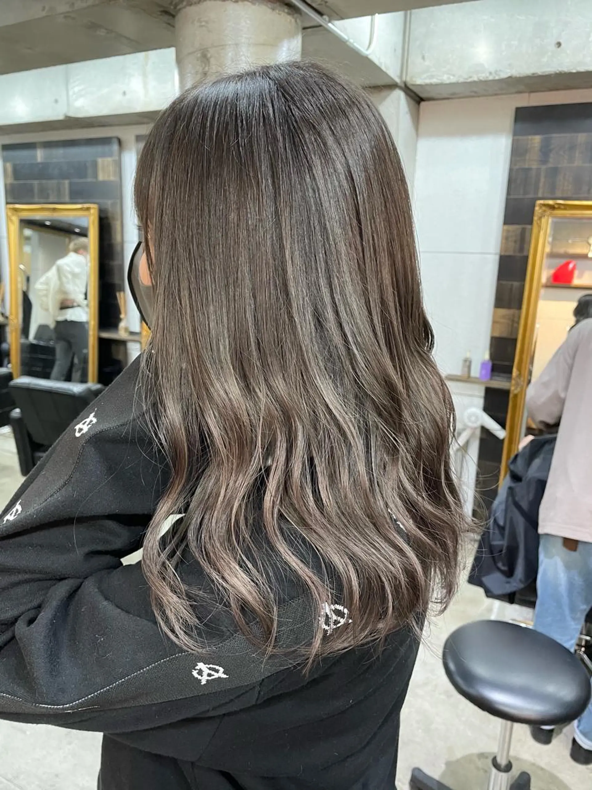 ミディアム カラー グレージュ 西村あきや トレンド韓国ヘアのヘアスタイル