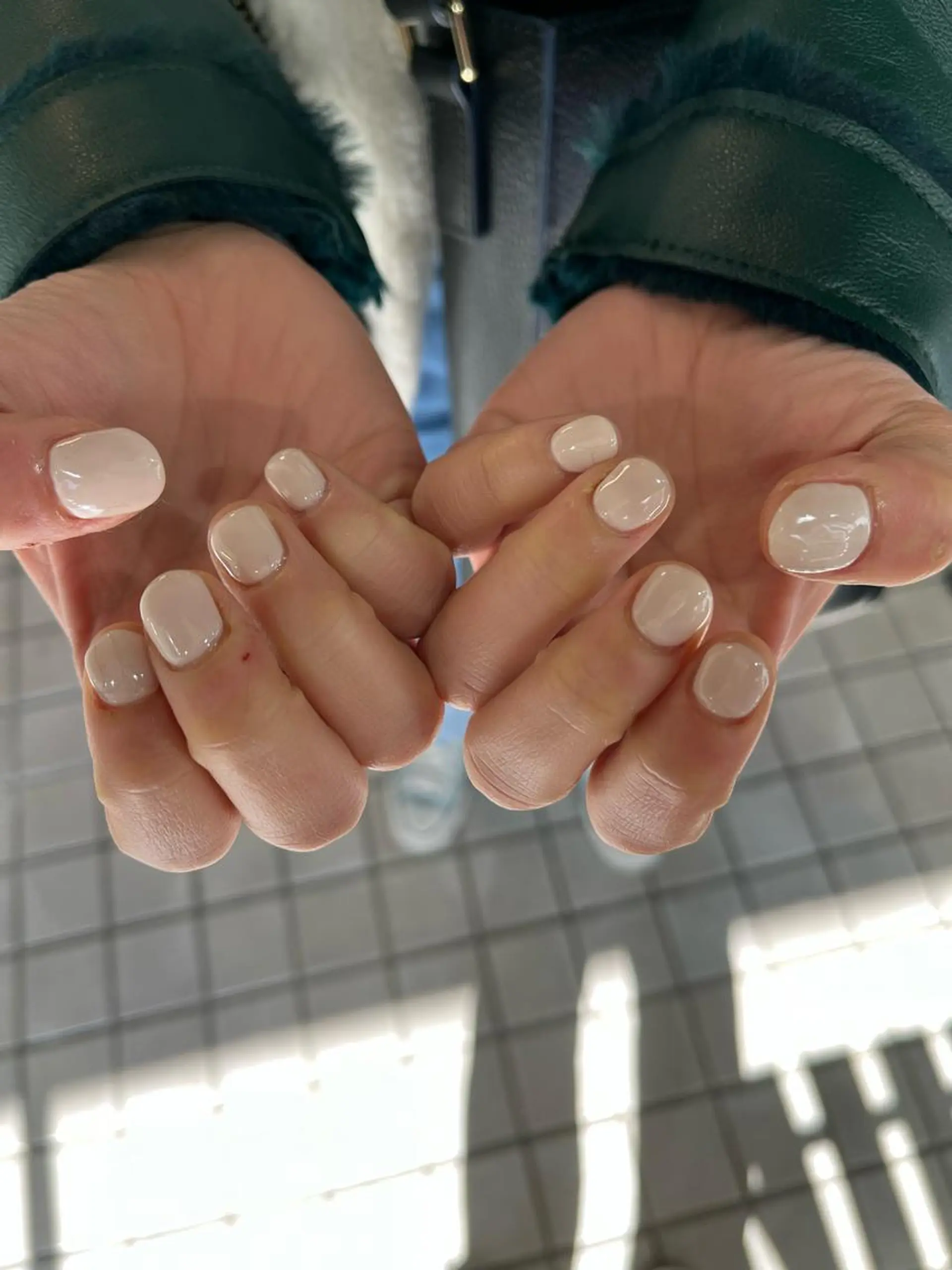 ネイル ワンカラーネイル ホワイト ハンドネイル ハンドケア カットパーマ あさみのヘアスタイル