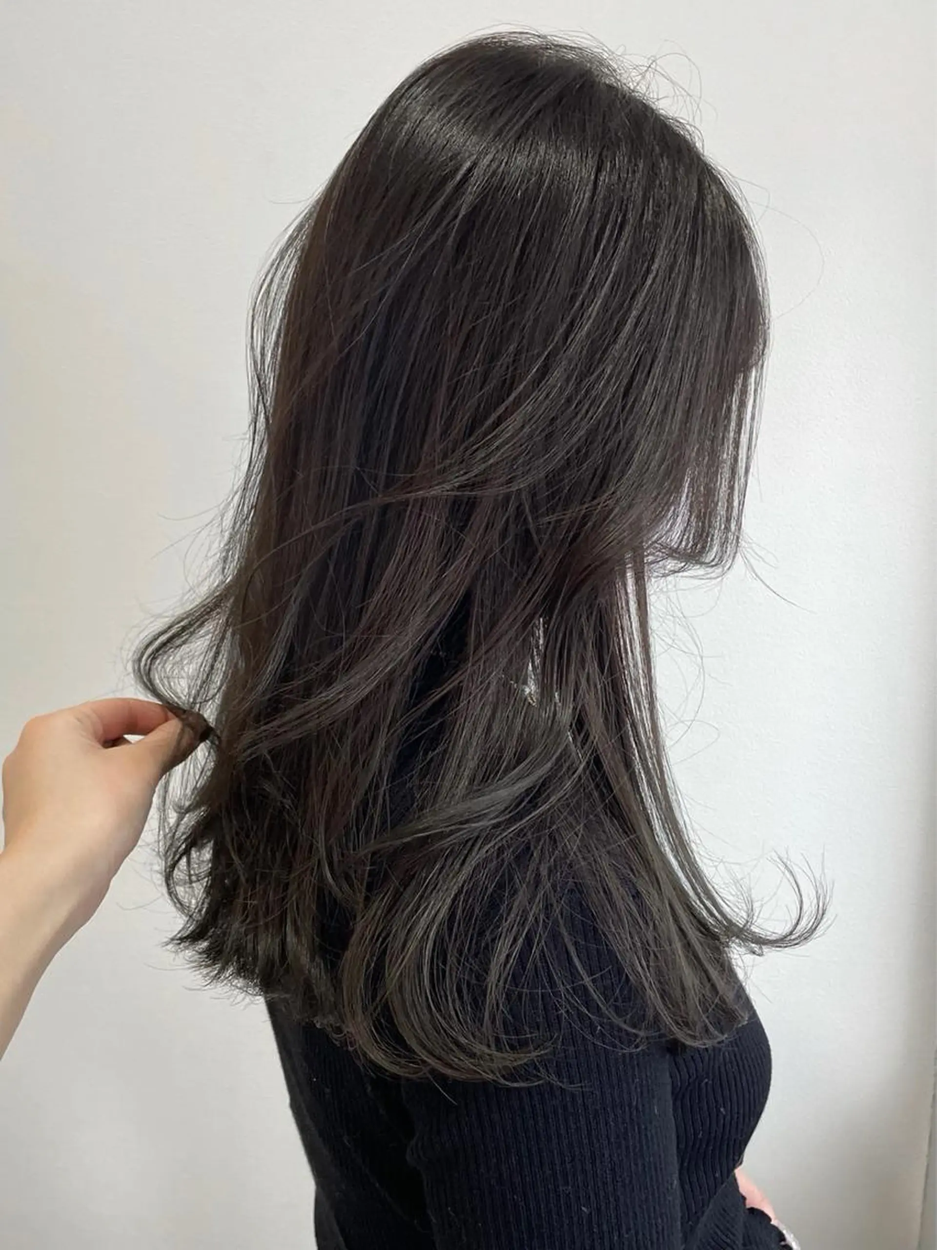 ロング カラー アッシュ アッシュグレー 黒髪 ブリーチ 透明感カラー カット ヘアカラー トリートメント 瀬原 千夏のヘアスタイル