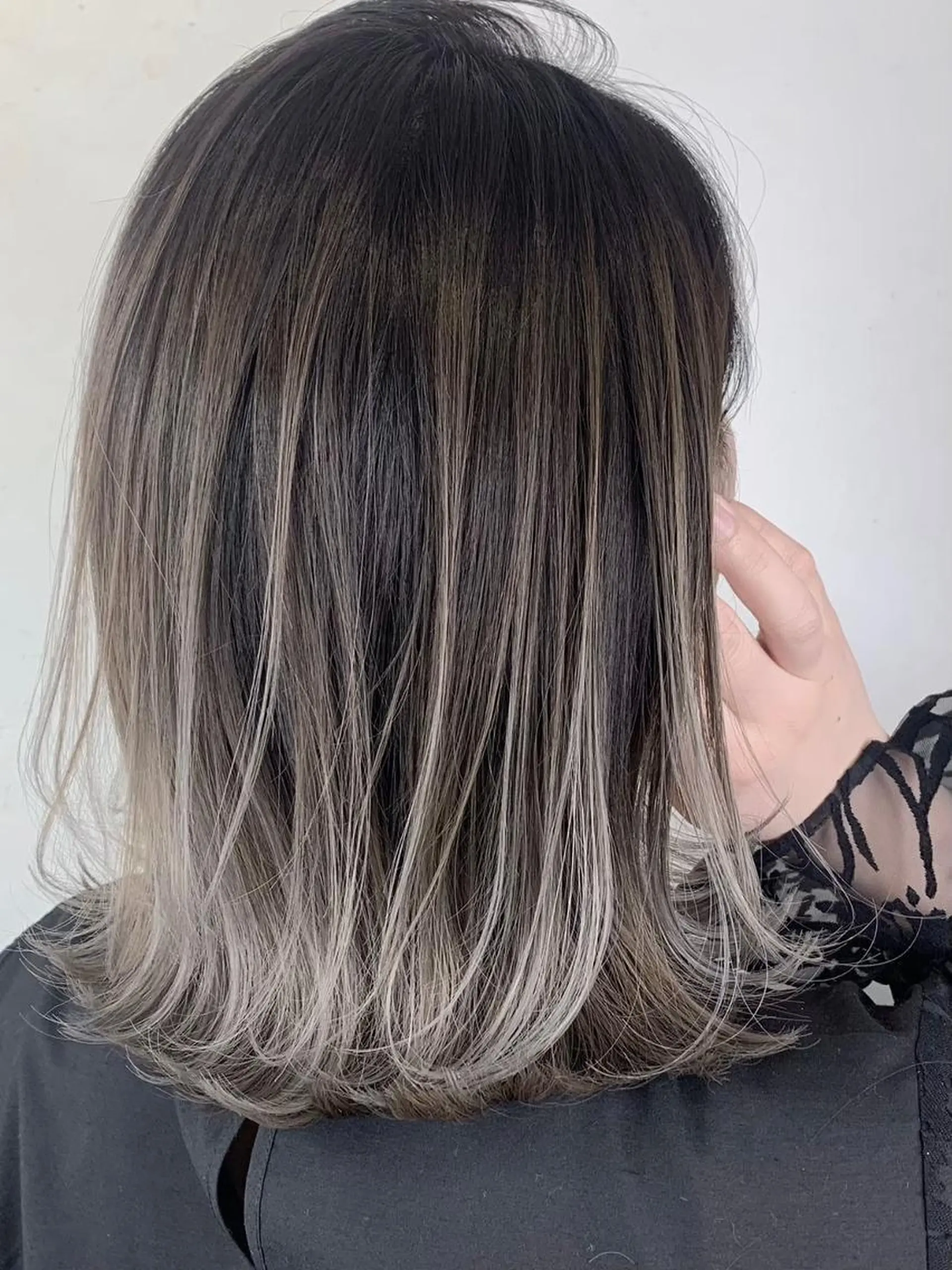 カラー ＿WHITE鳳店 アンダーバーホワイトのヘアスタイル