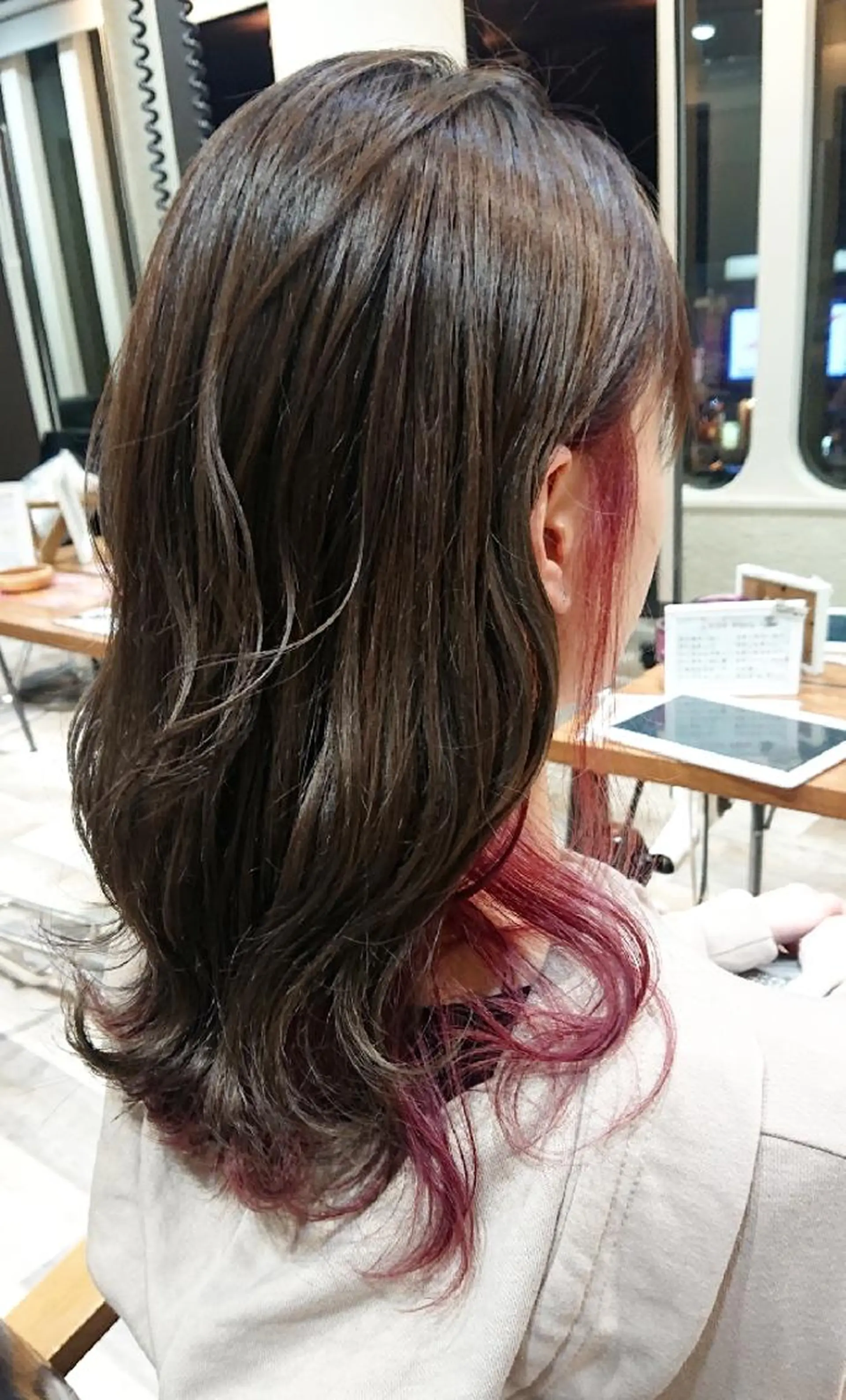 セミロング カラー インナーカラー ピンクカラー バイオレットカラー ACROあべの店所属・艶カラー/インナー /グラデ/大西小百合のヘアスタイル