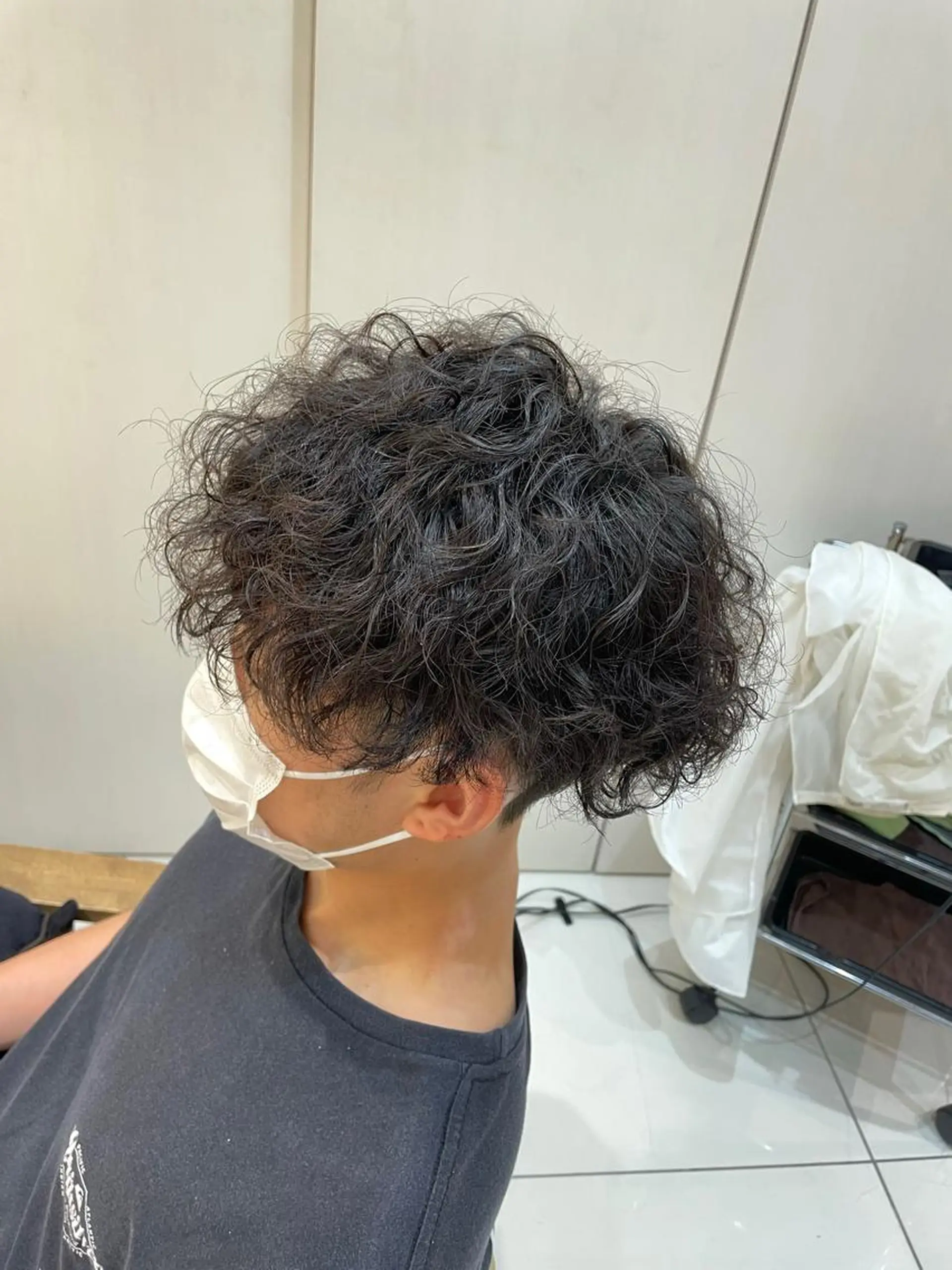 ミディアム パーマ メンズ ミディアムパーマ メンズブリーチ メンズパーマ ツイストスパイラルパーマ くせ毛 本厚木|縮毛矯正/ 酸性スト専門サロンのヘアスタイル