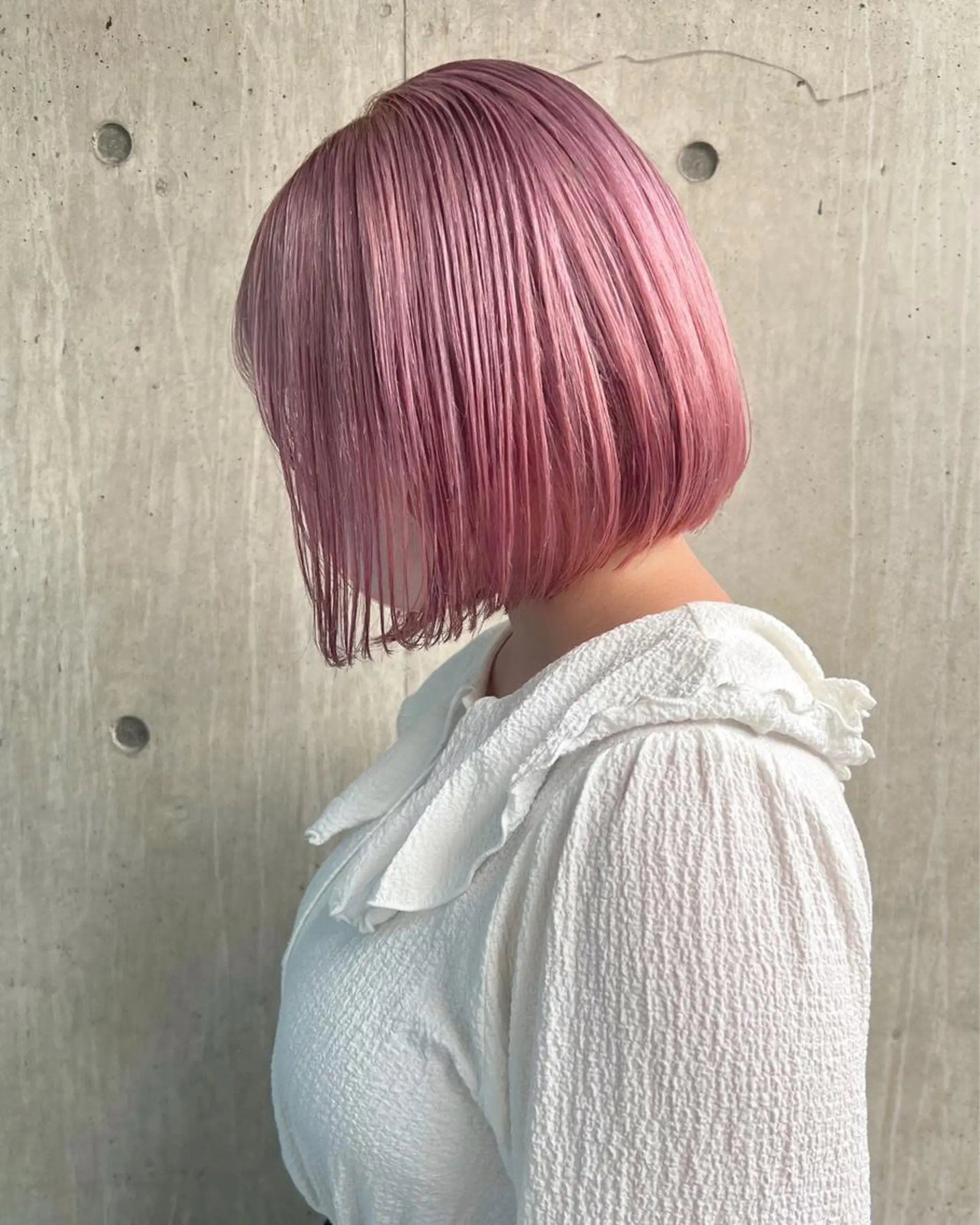 ショート カラー 切りっぱなしボブ ブリーチ ハイトーンカラー ピンクカラー ホワイトピンク RAIMA ハイトーン/レイヤーのヘアスタイル