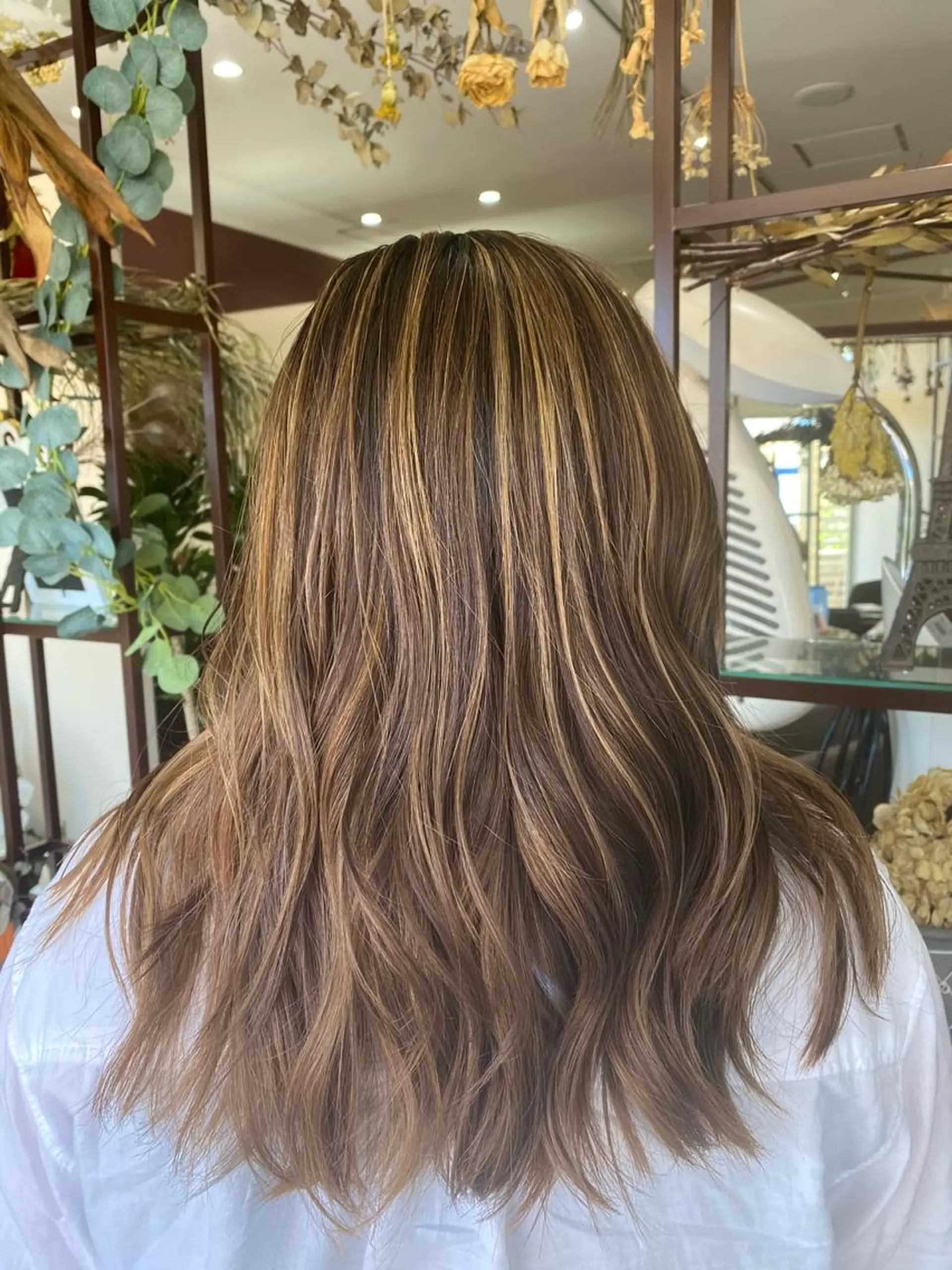 ミディアム カラー バレイヤージュ ベージュカラー ハイライトカラー ハイライト レイヤーカット ヘアカラー Style Tのヘアスタイル