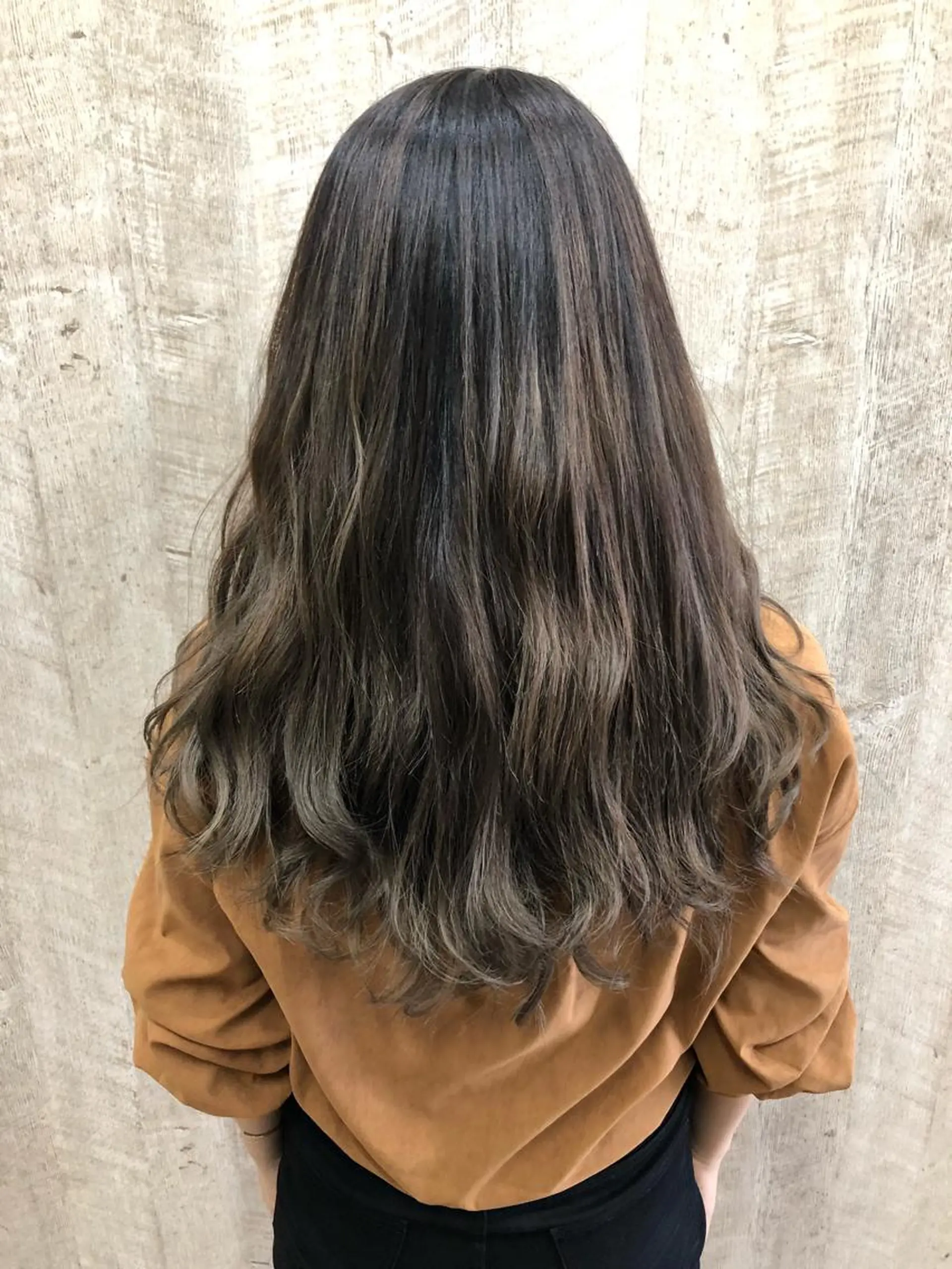 ロング カラー バレイヤージュ グレージュ レイヤーカット hair salon Ame(エイム)所属・熊井 達也のエステ・リラクイメージ