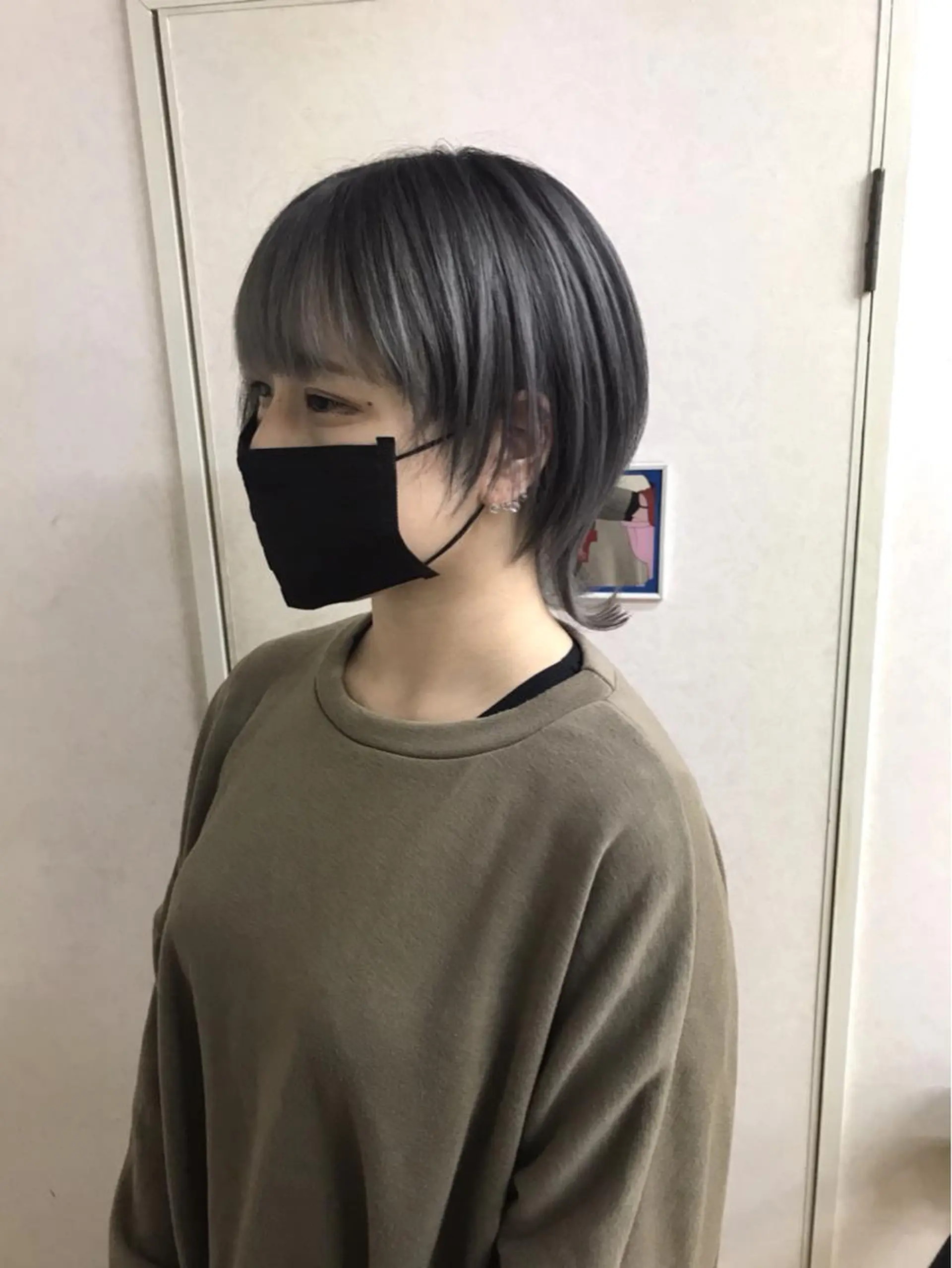 ショート カラー ヘアアレンジ ブリーチ グレージュ シルバー シルバーグレージュ ウルフカット ヘアカラー トリートメント BOB所属・三輪 太一のヘアスタイル