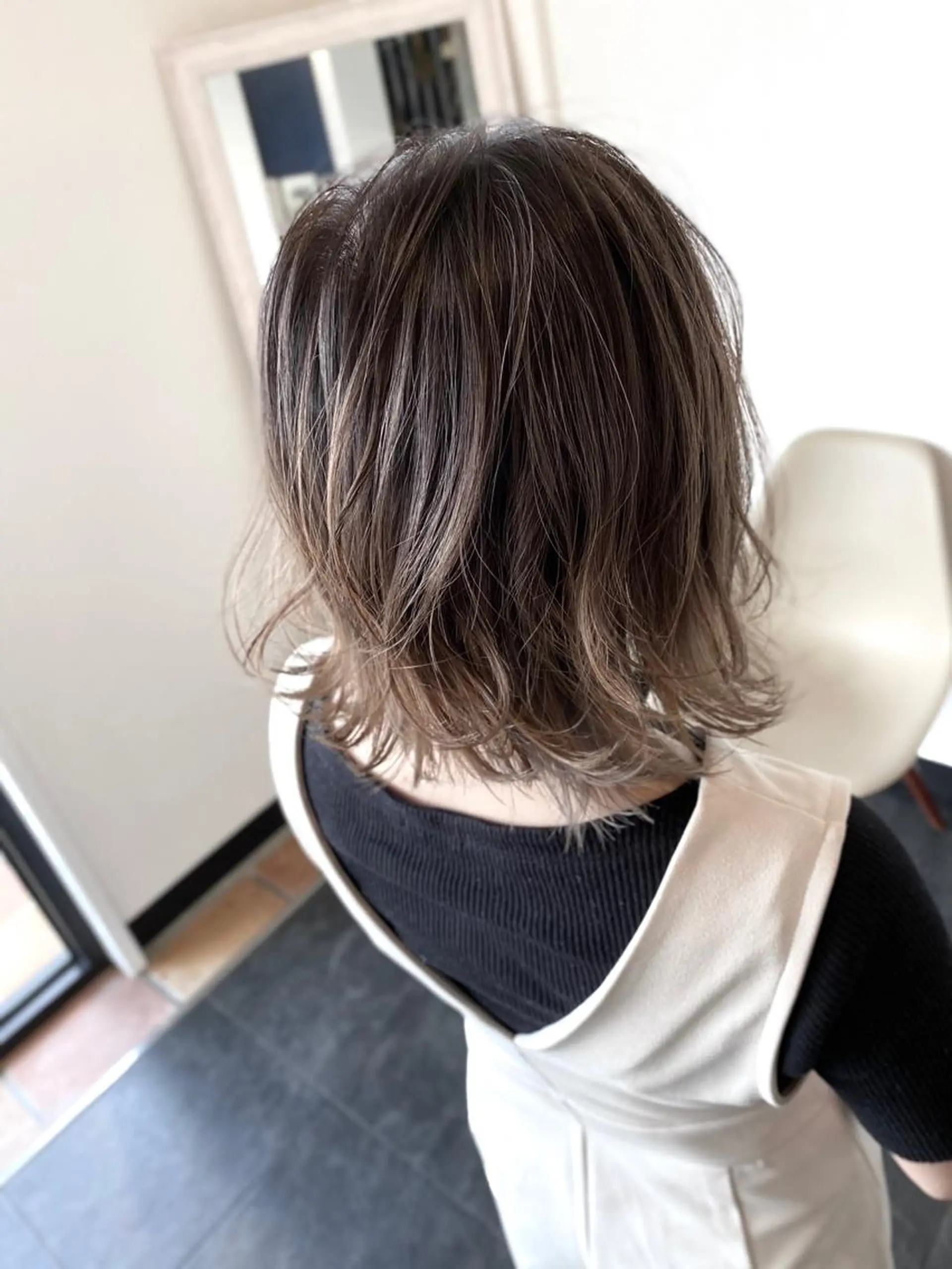 ミディアム カラー バレイヤージュ ブリーチ グレージュ レイヤーカット シェアサロンR所属・川合 勇気のヘアスタイル