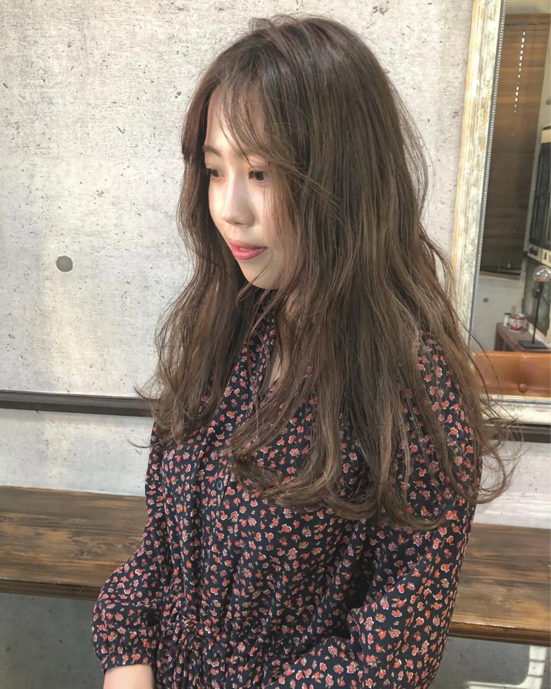 ロング カラー ベージュカラー ロング カット ヘアカラー 江原 彩華のヘアスタイル