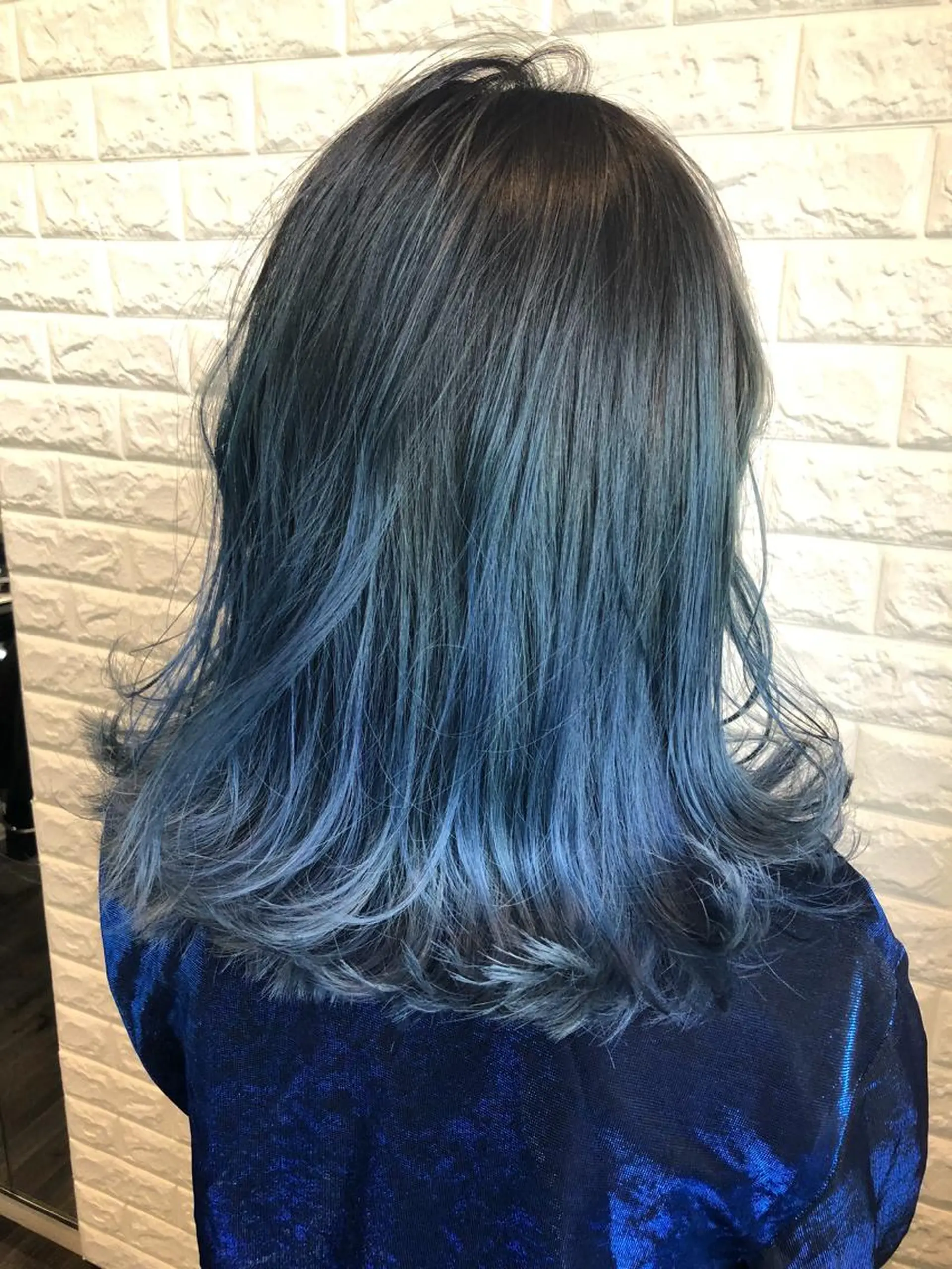 ミディアム カラー ブルーカラー グラデーションカラー 西本 夏美のヘアスタイル