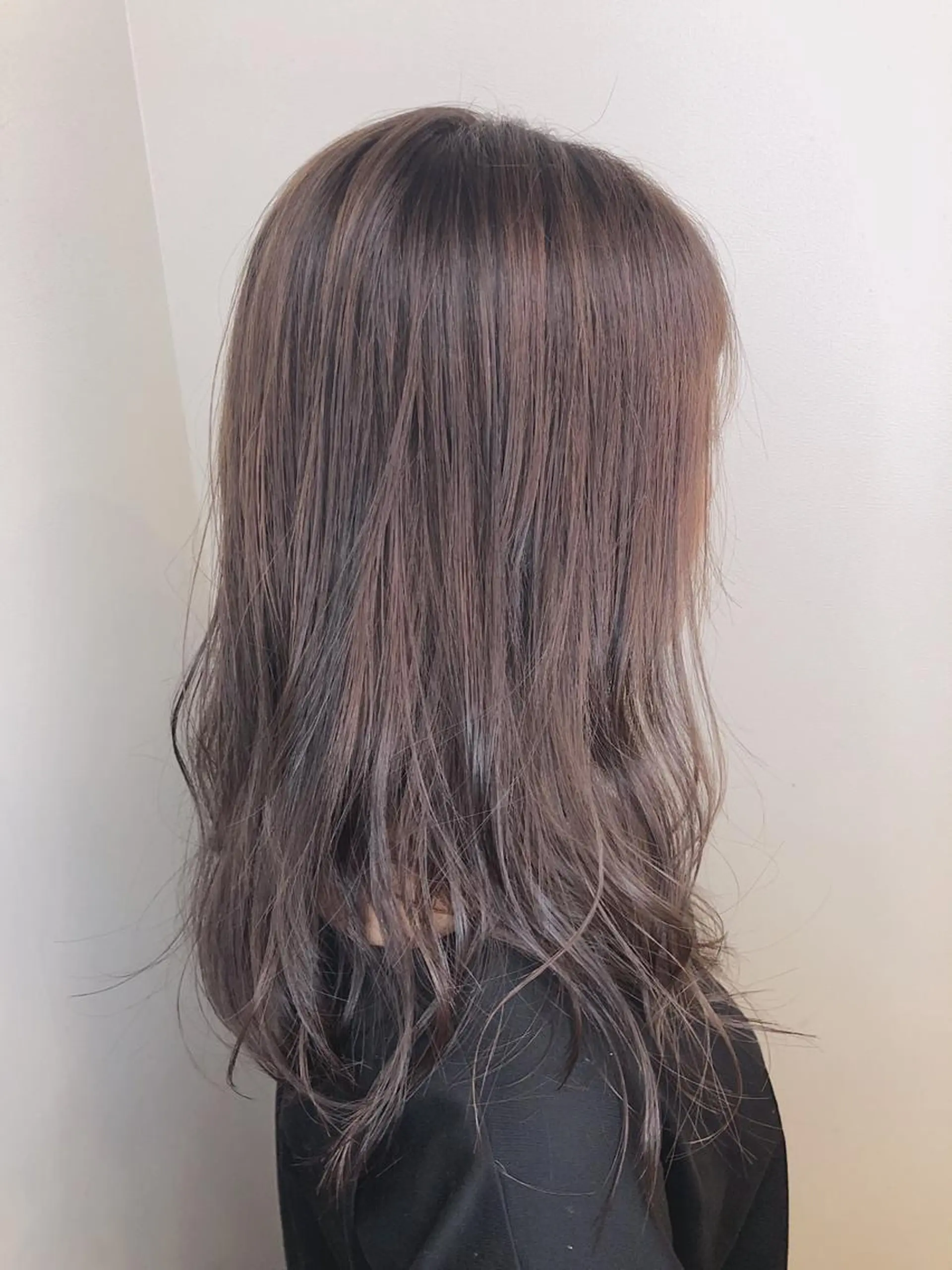 セミロング カラー ウルフカット／吉村 桃子のヘアスタイル