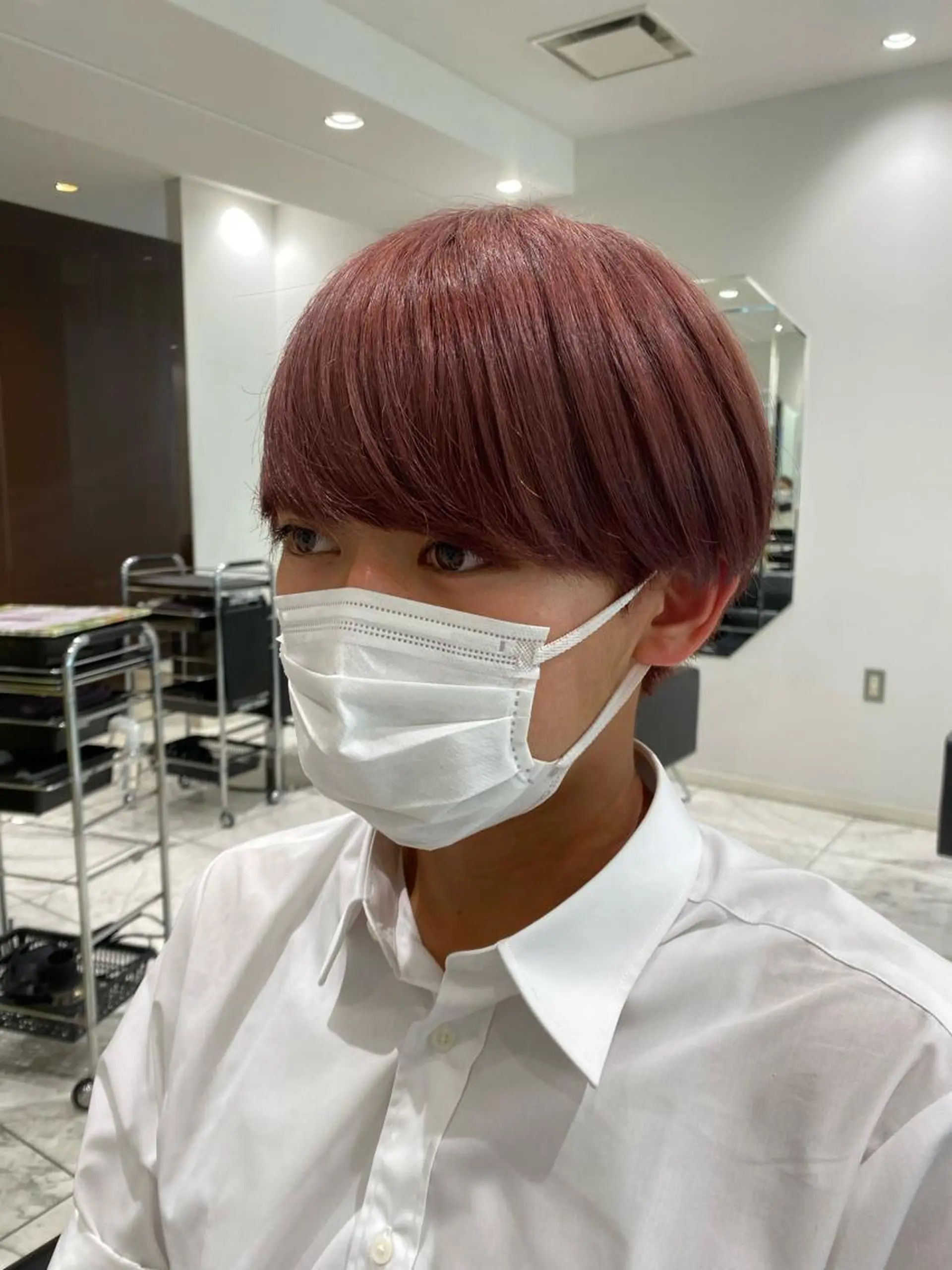 ショート カラー メンズ デザインカラー ピンクカラー 艶髪レイヤー顔周り グレージュ添田晃基のヘアスタイル