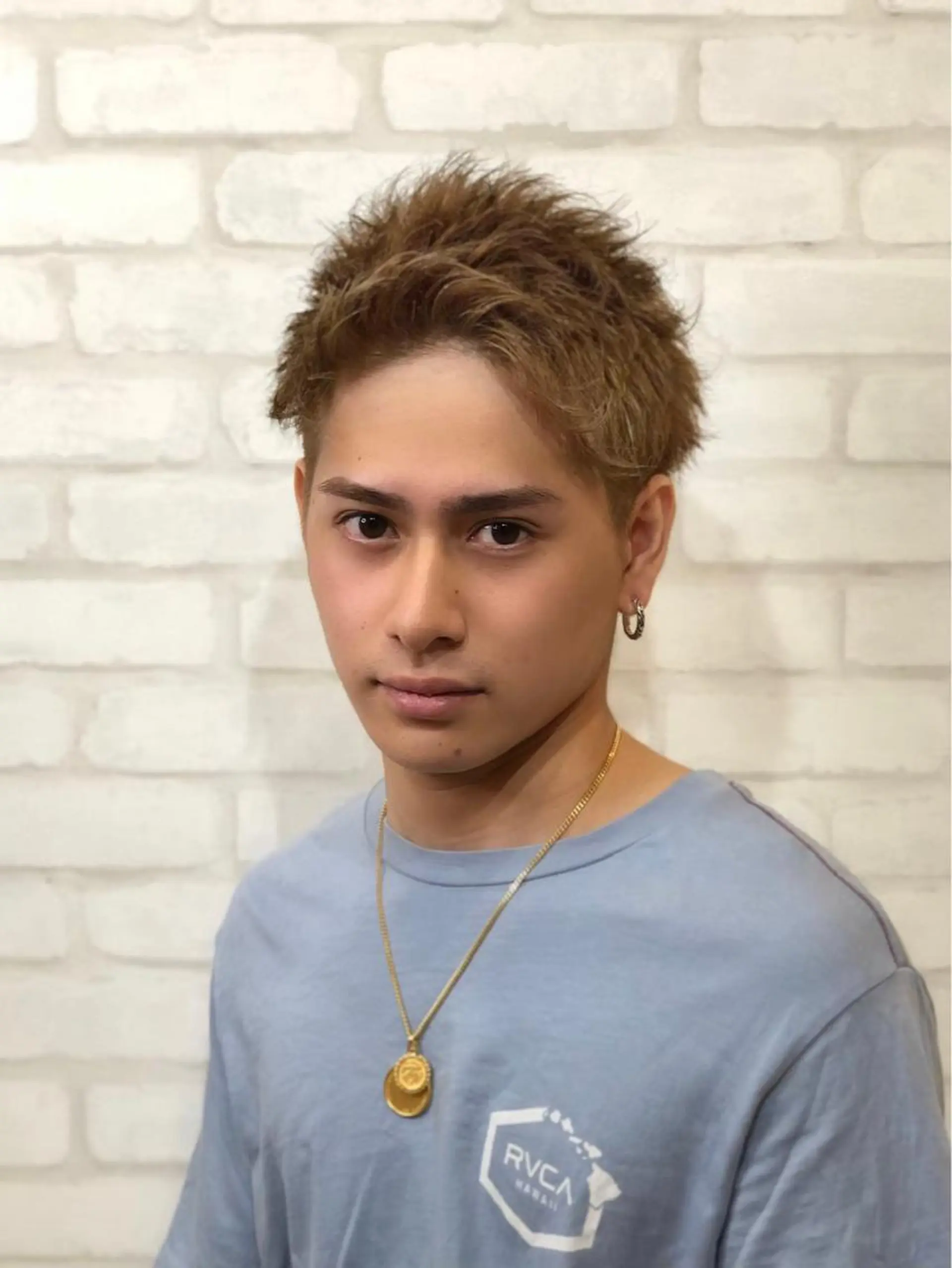 ショート メンズ 西口徒歩20秒 寒色 カラーミディアムヘアのヘアスタイル