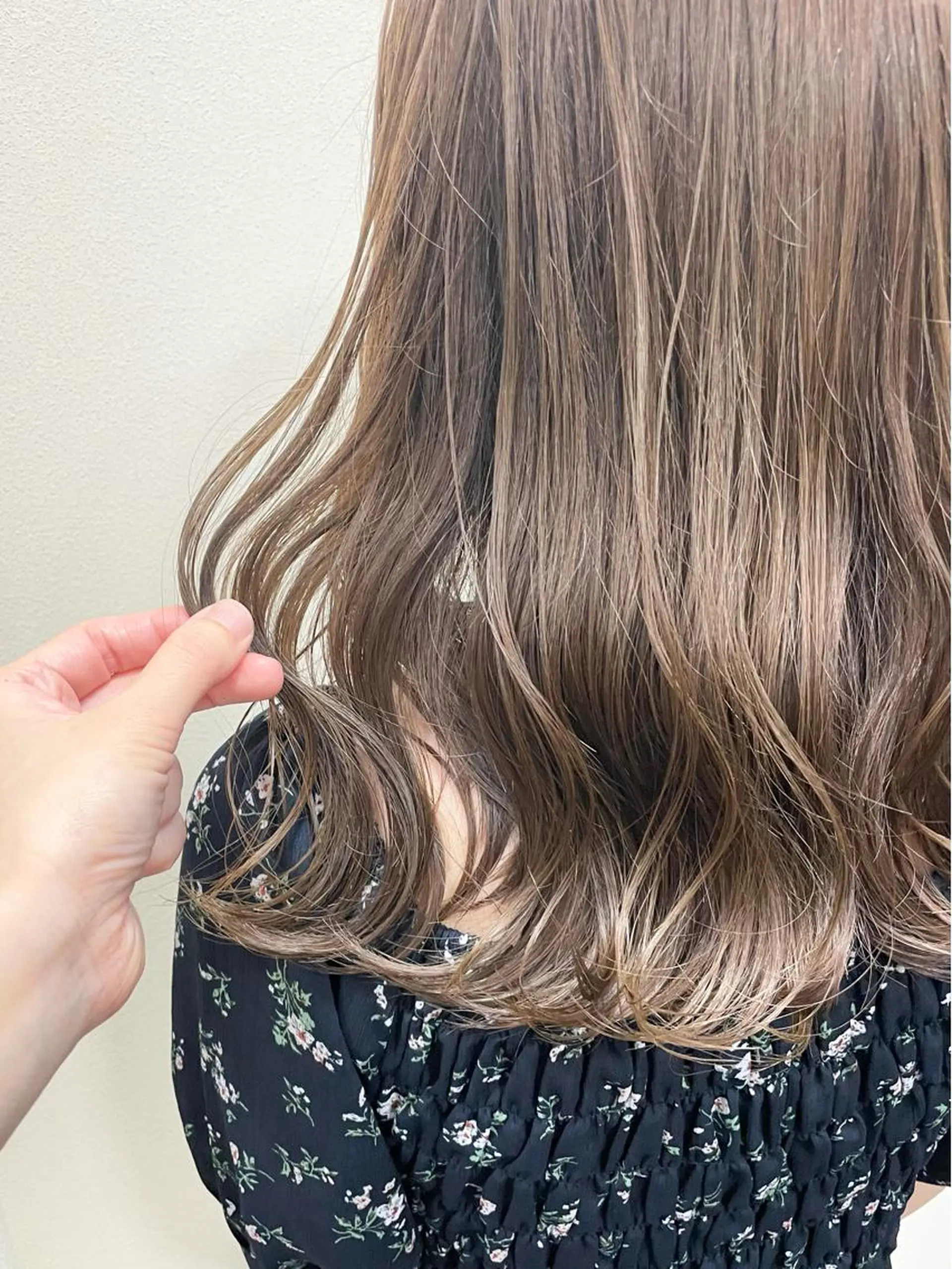 ロング カラー ベージュカラー ブリーチ ミルクティーベージュ ブリーチなしカラー ヘアカラー 沢田 瞳のヘアスタイル